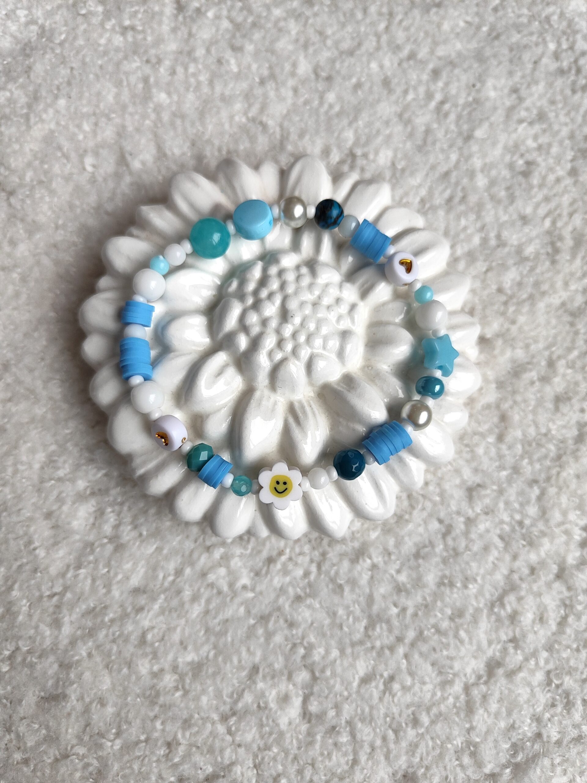 Rankų darbo vaikiška apyrankė