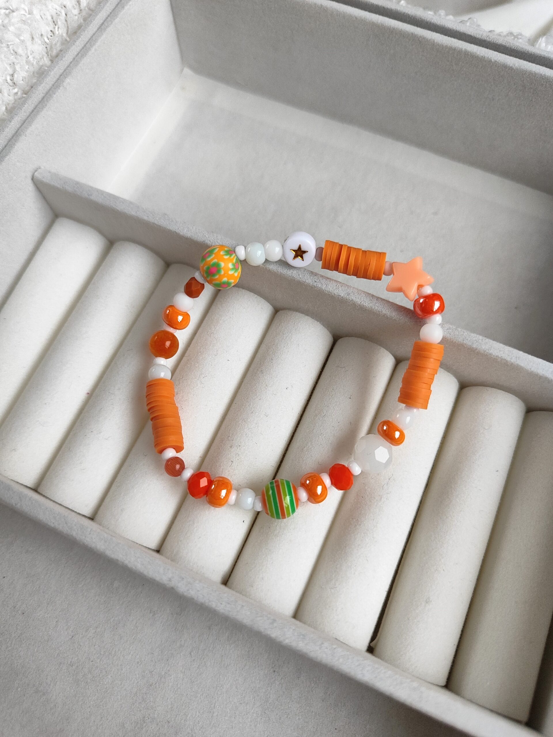 Oranžinės spalvos vaikiška apyrankė