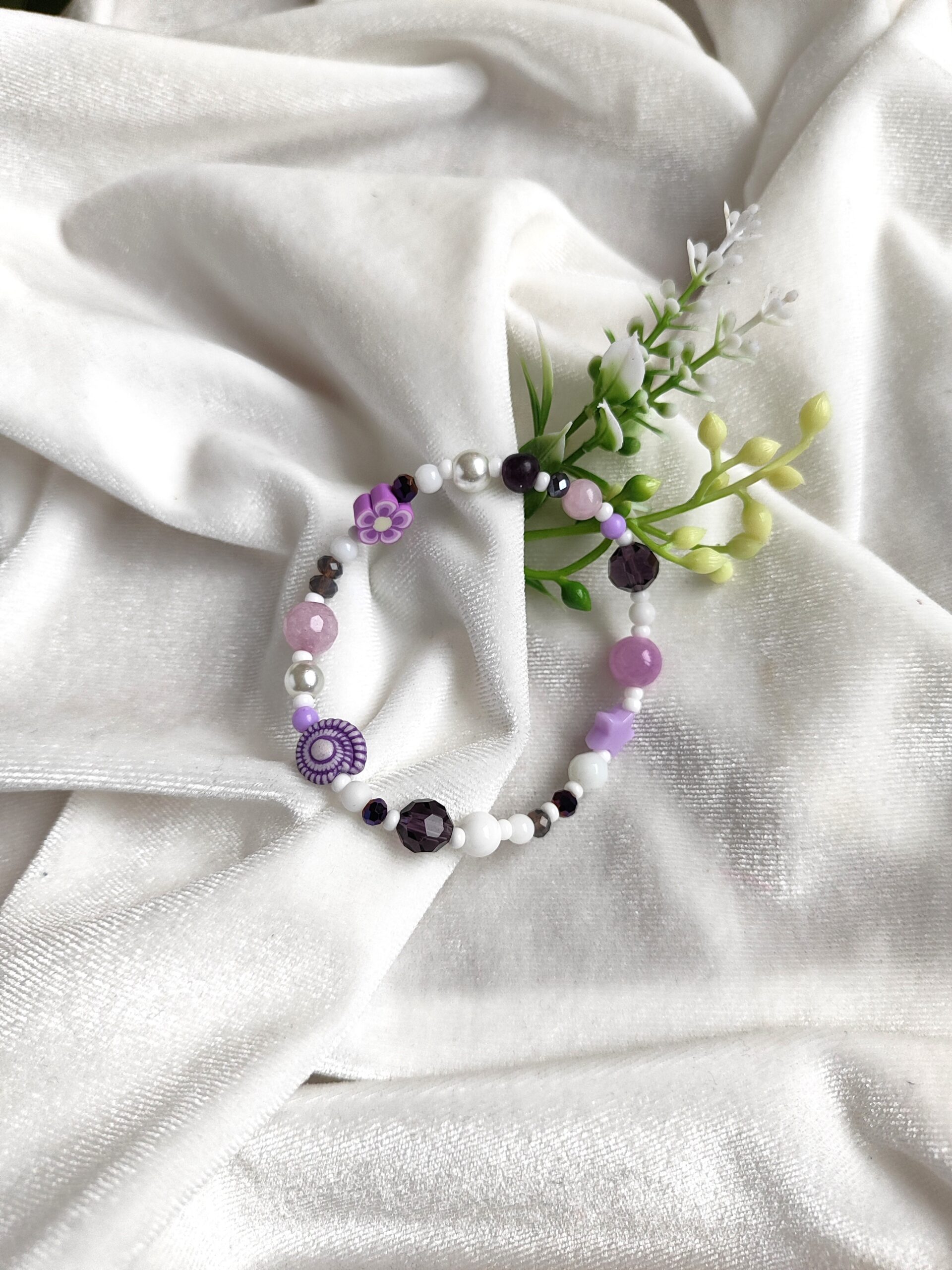 Violetinės-baltos spalvos apyrankė