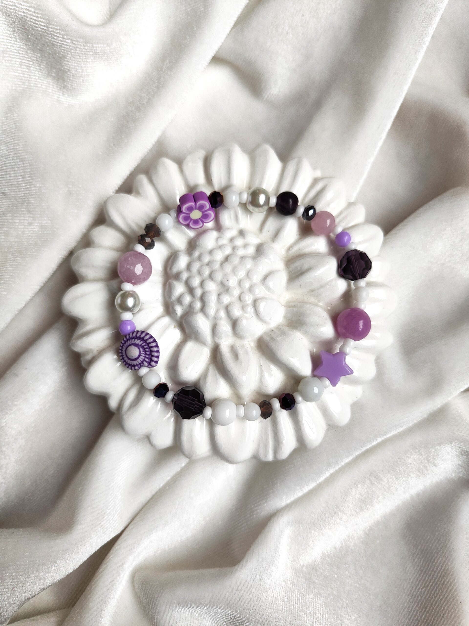 Violetinės-baltos spalvos apyrankė