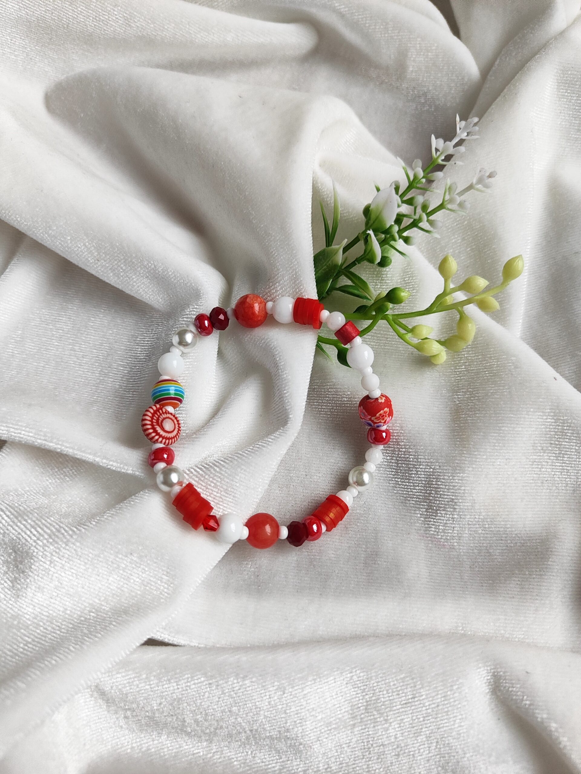 Vaikiška raudona-balta apyrankė