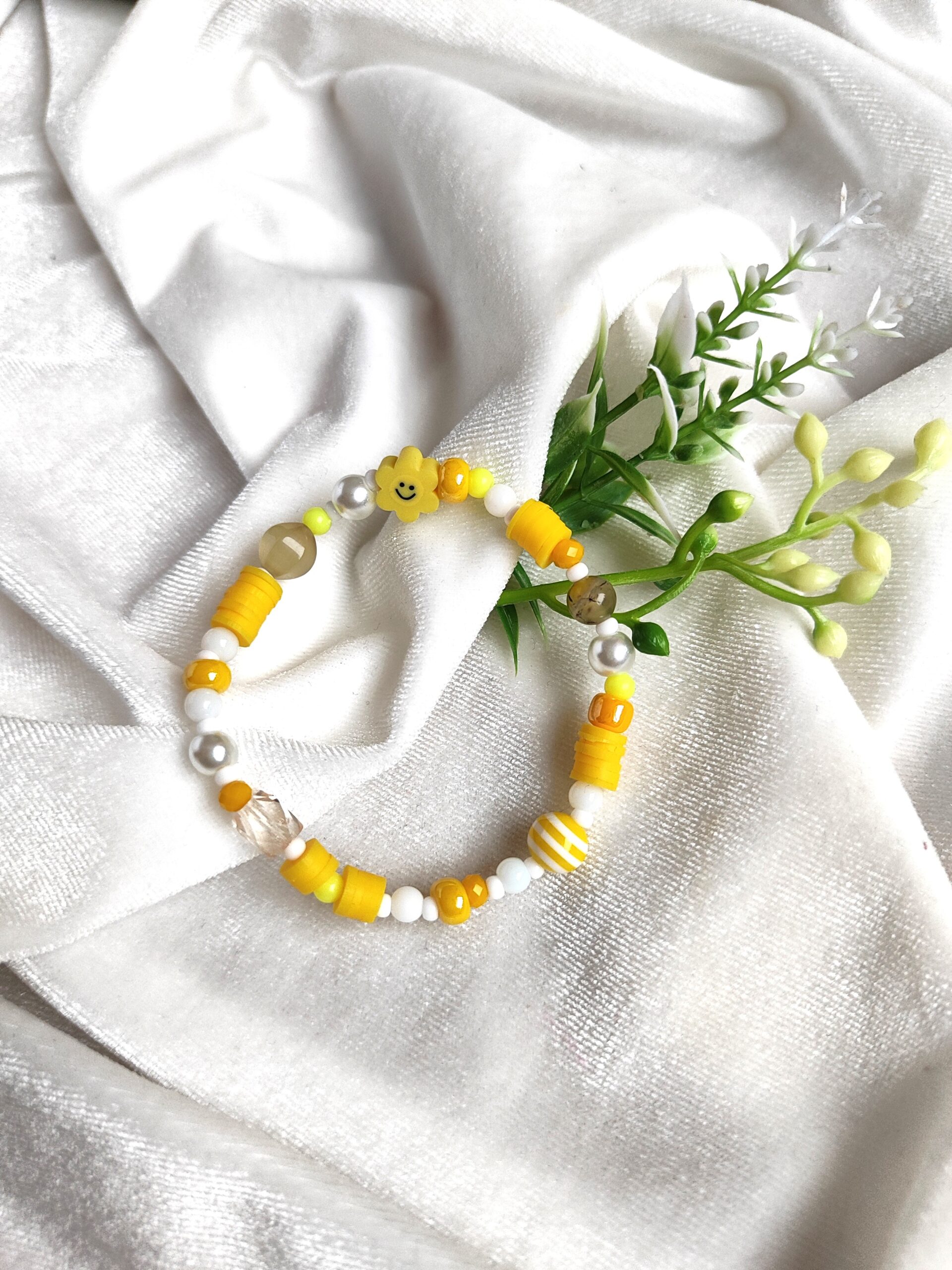 Rankų darbo vaikiška apyrankė