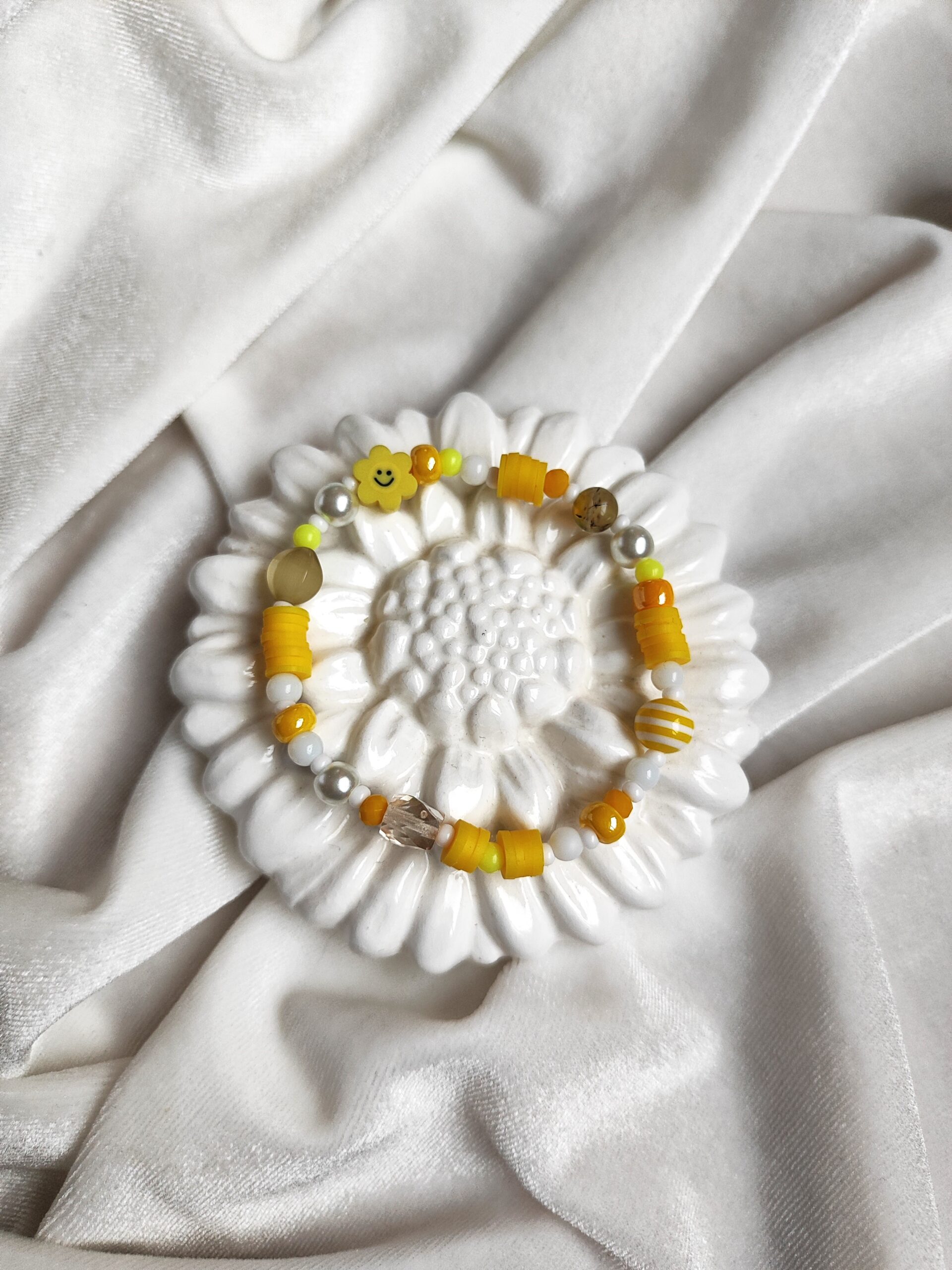 Rankų darbo vaikiška apyrankė