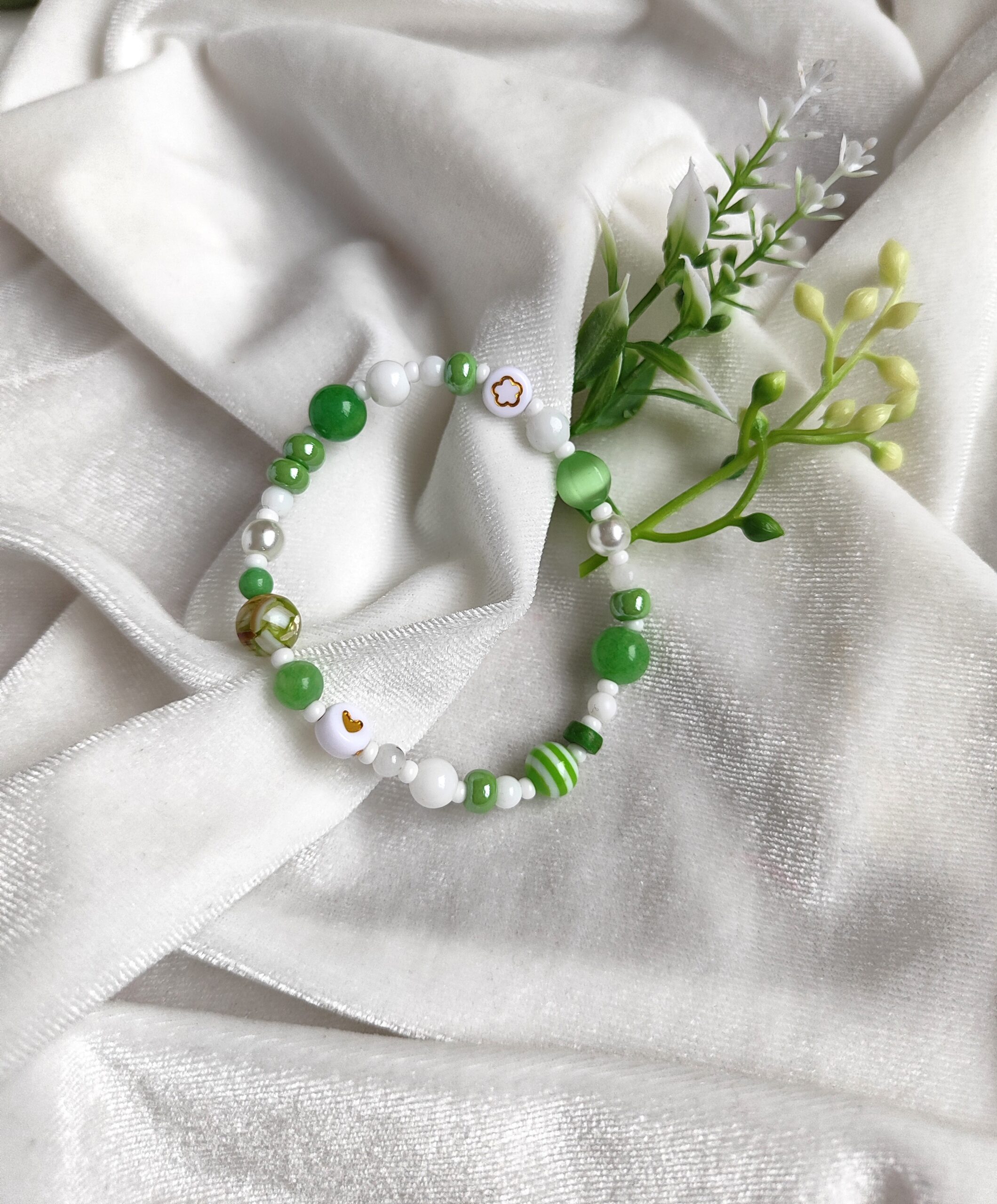 Salotinės spalvos vaikiška apyrankė