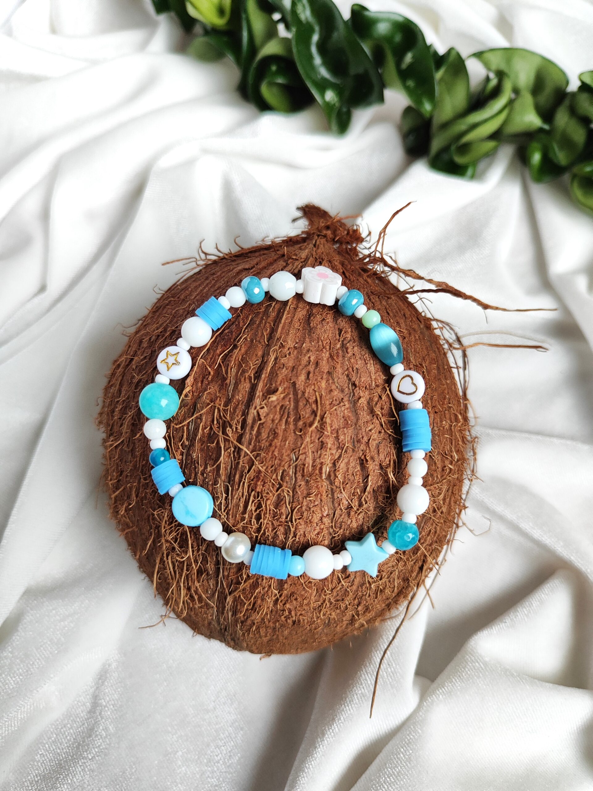 Žydros spalvos mergaitiška apyrankė