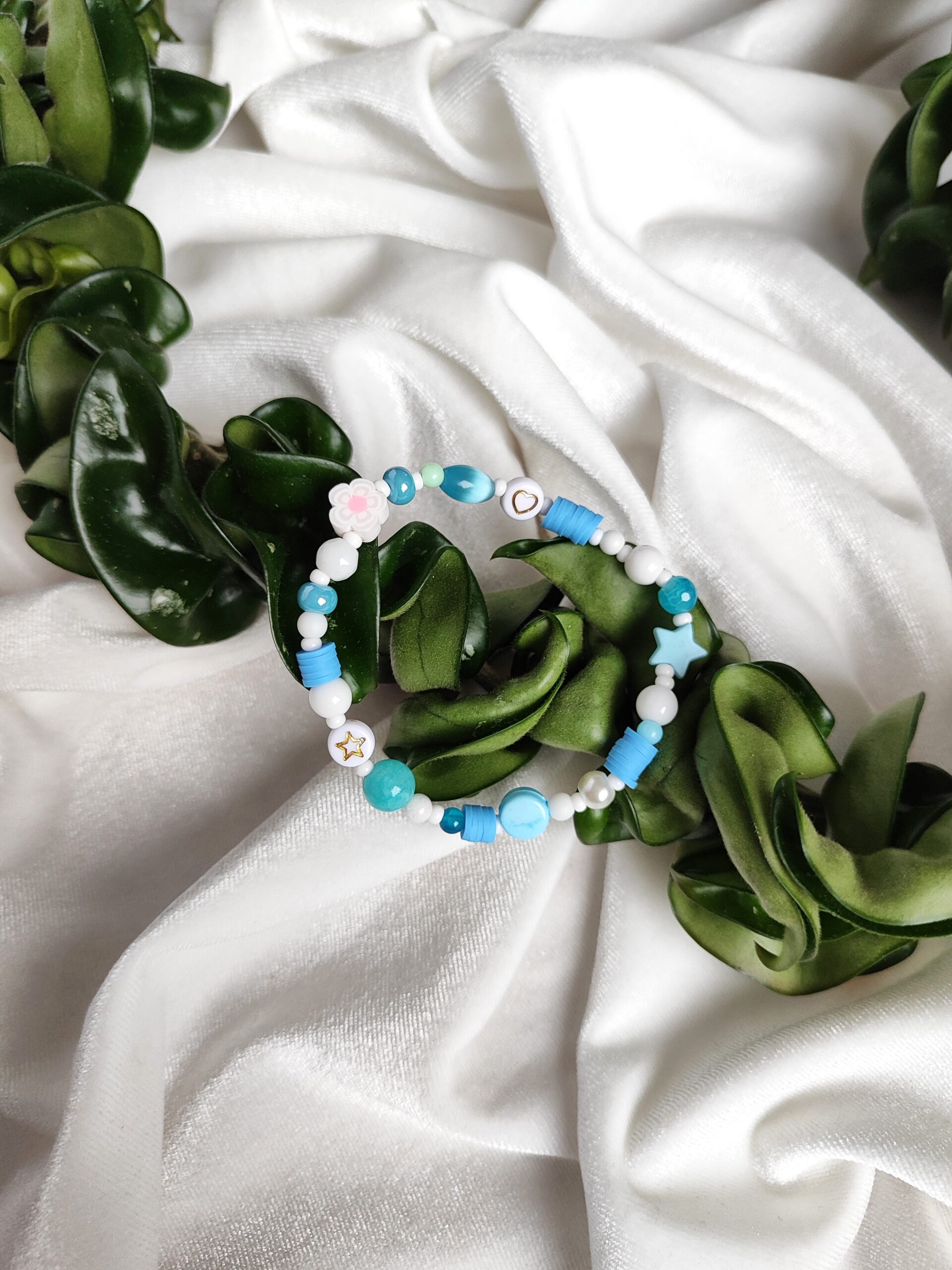 Žydros spalvos mergaitiška apyrankė