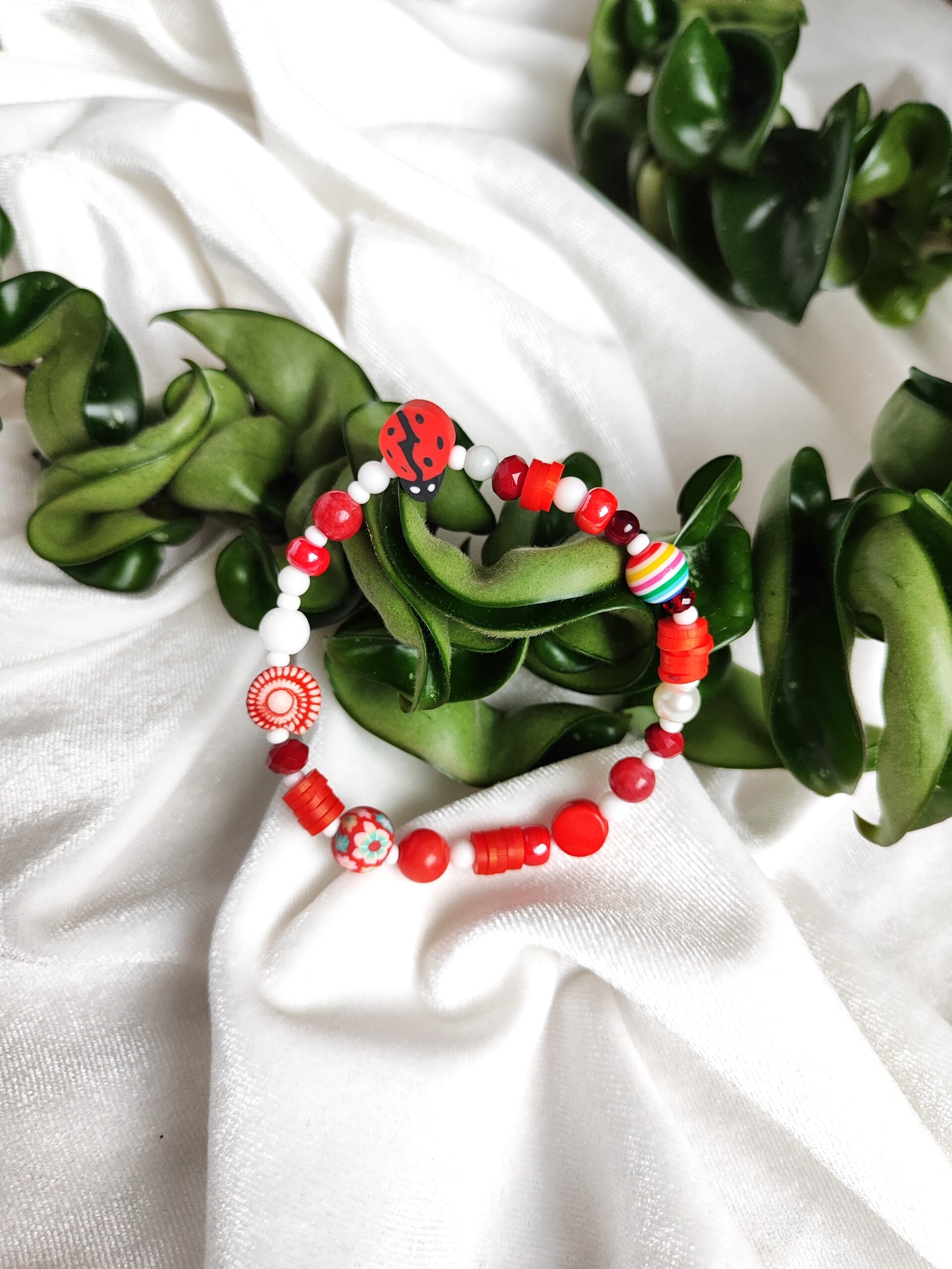 Mergaitiška, raudonos spalvos apyrankė