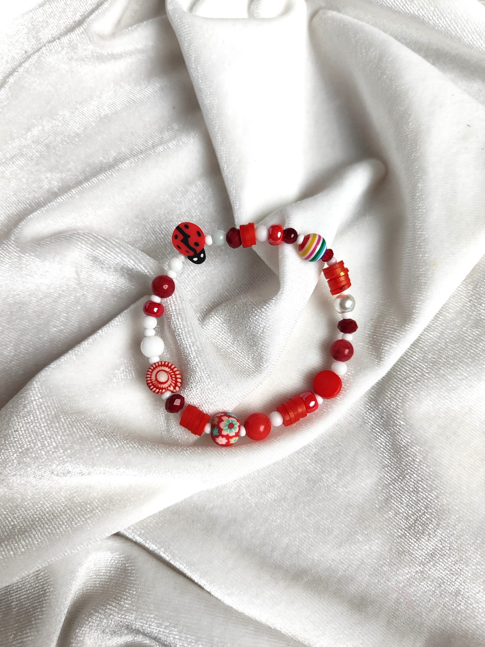 Mergaitiška, raudonos spalvos apyrankė