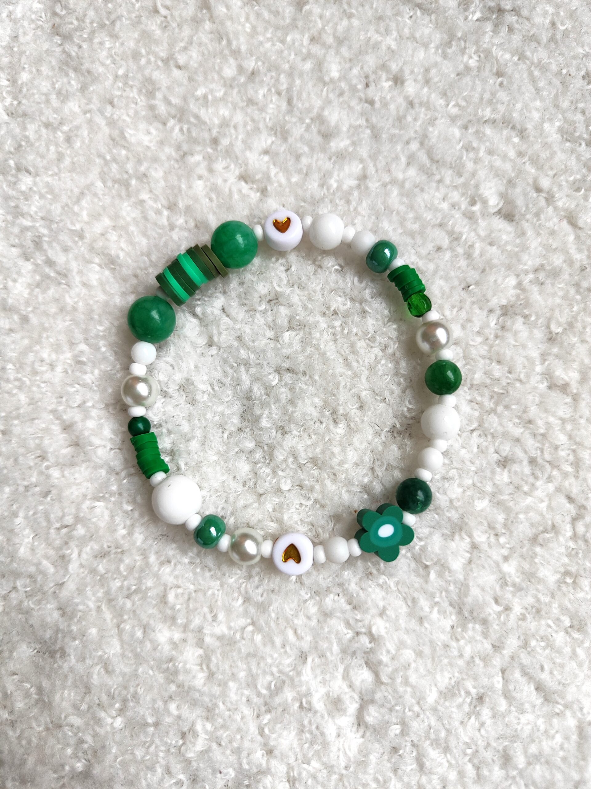 Žalios ir baltos spalvos mergaitiška apyrankė