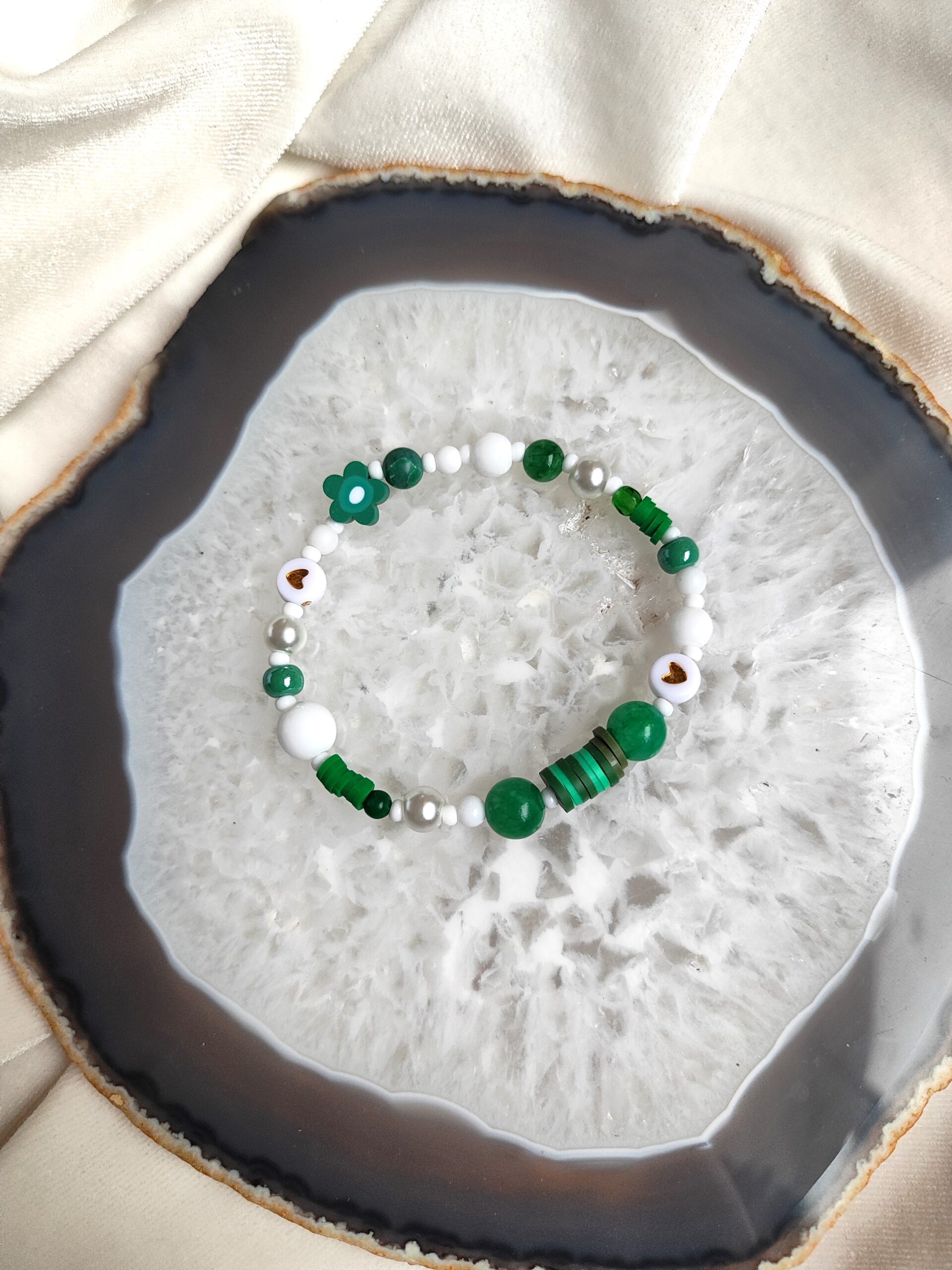 Žalios ir baltos spalvos mergaitiška apyrankė