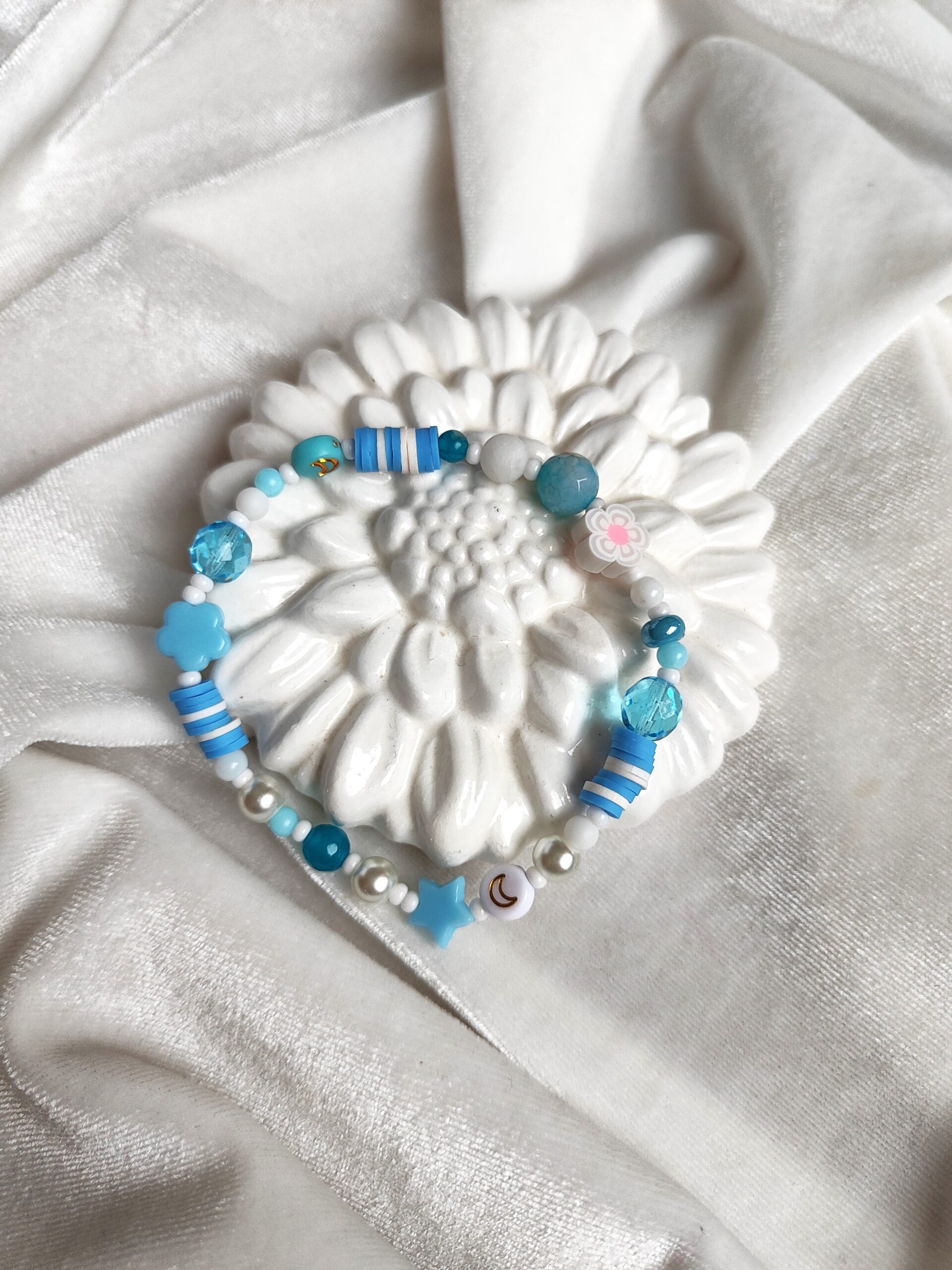 Žydros spalvos mergaitiška apyrankė