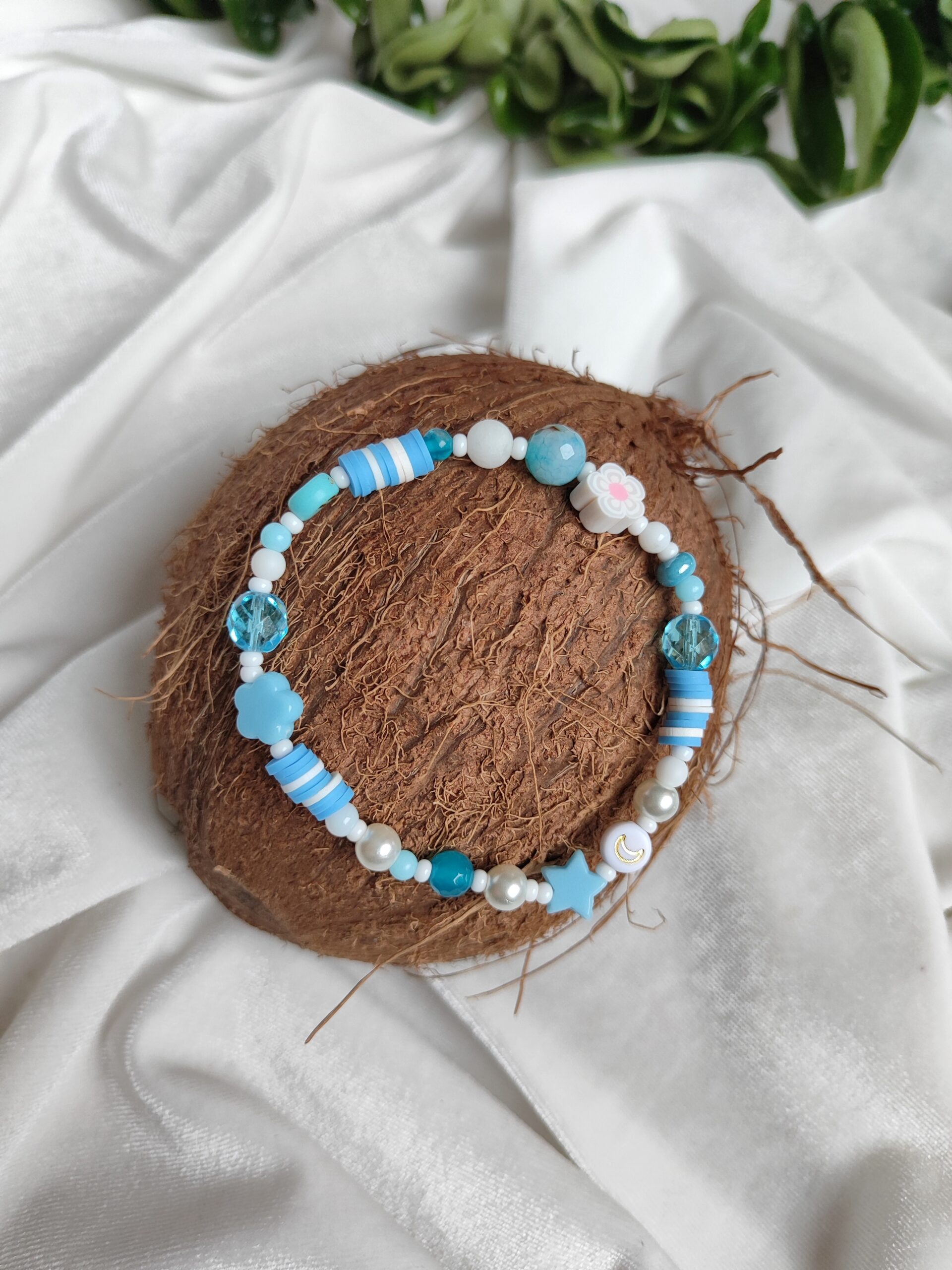 Žydros spalvos mergaitiška apyrankė