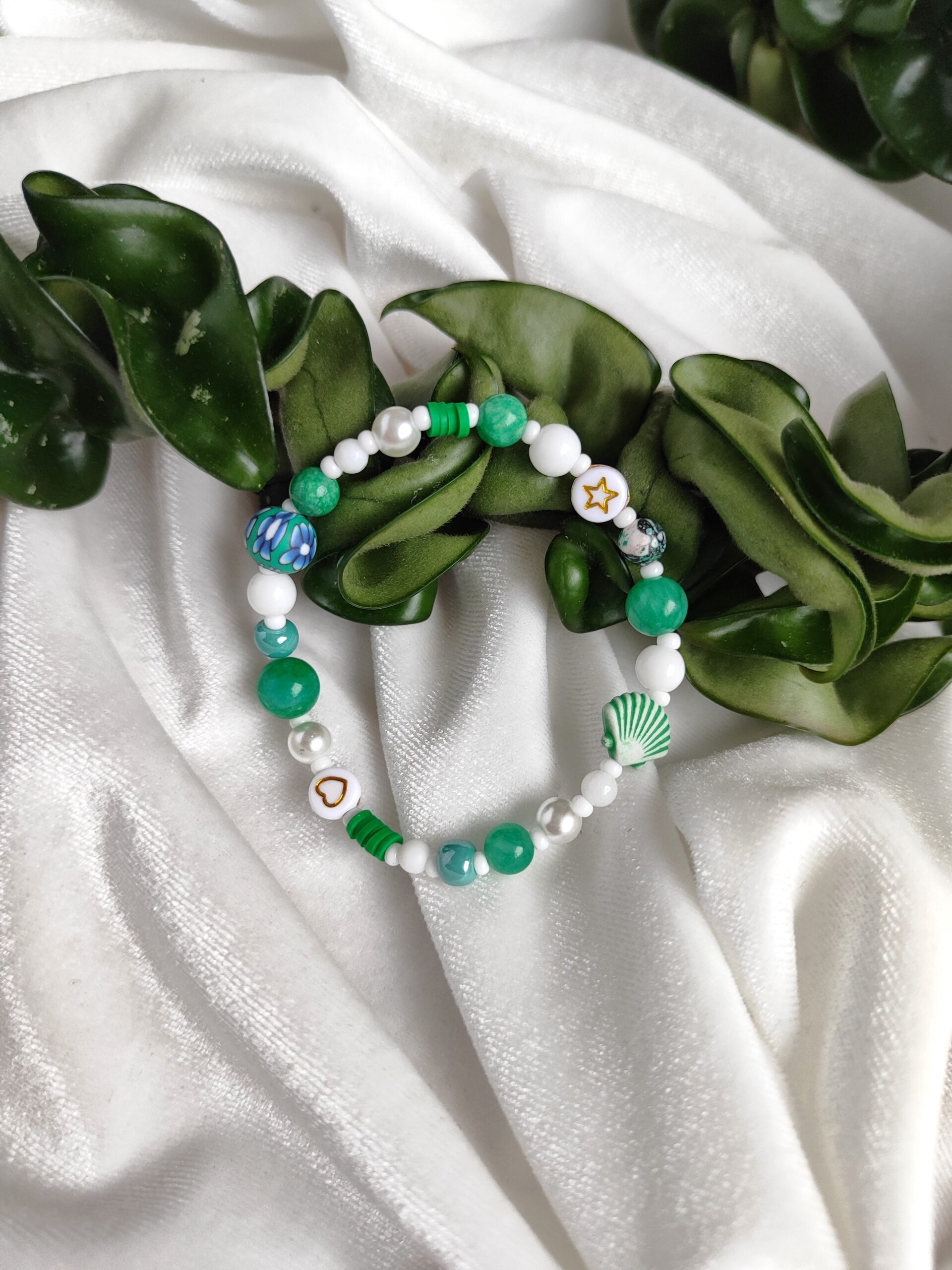 Žalios spalvos rankų darbo apyrankė mergaitėms