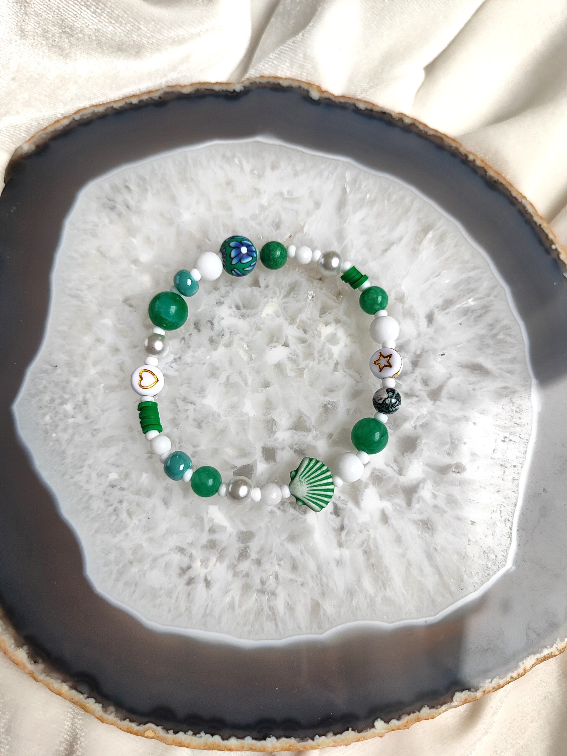 Žalios spalvos rankų darbo apyrankė mergaitėms