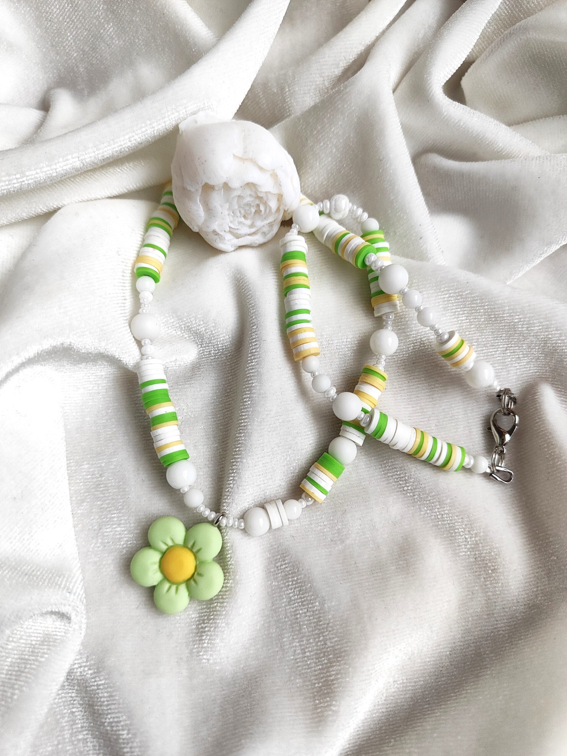 Mergaitiškas vėrinys su gėlytės pakabuku