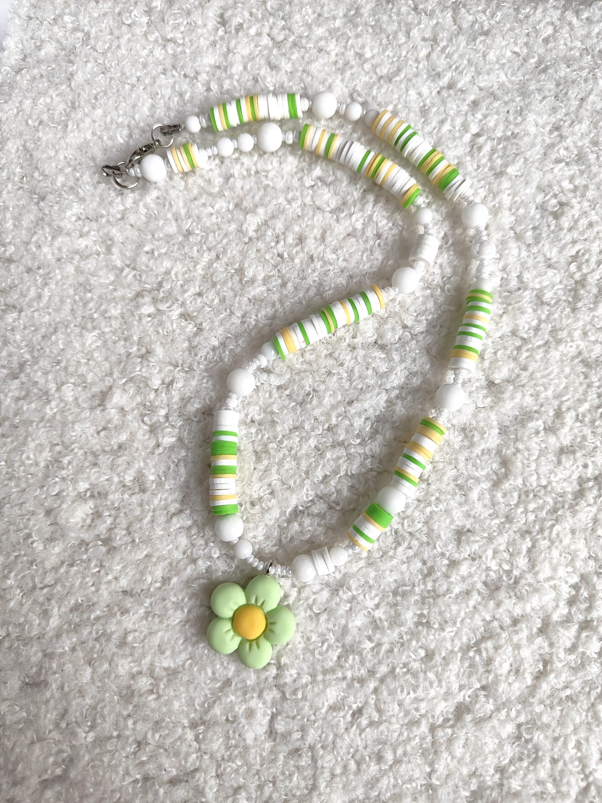 Mergaitiškas vėrinys su gėlytės pakabuku