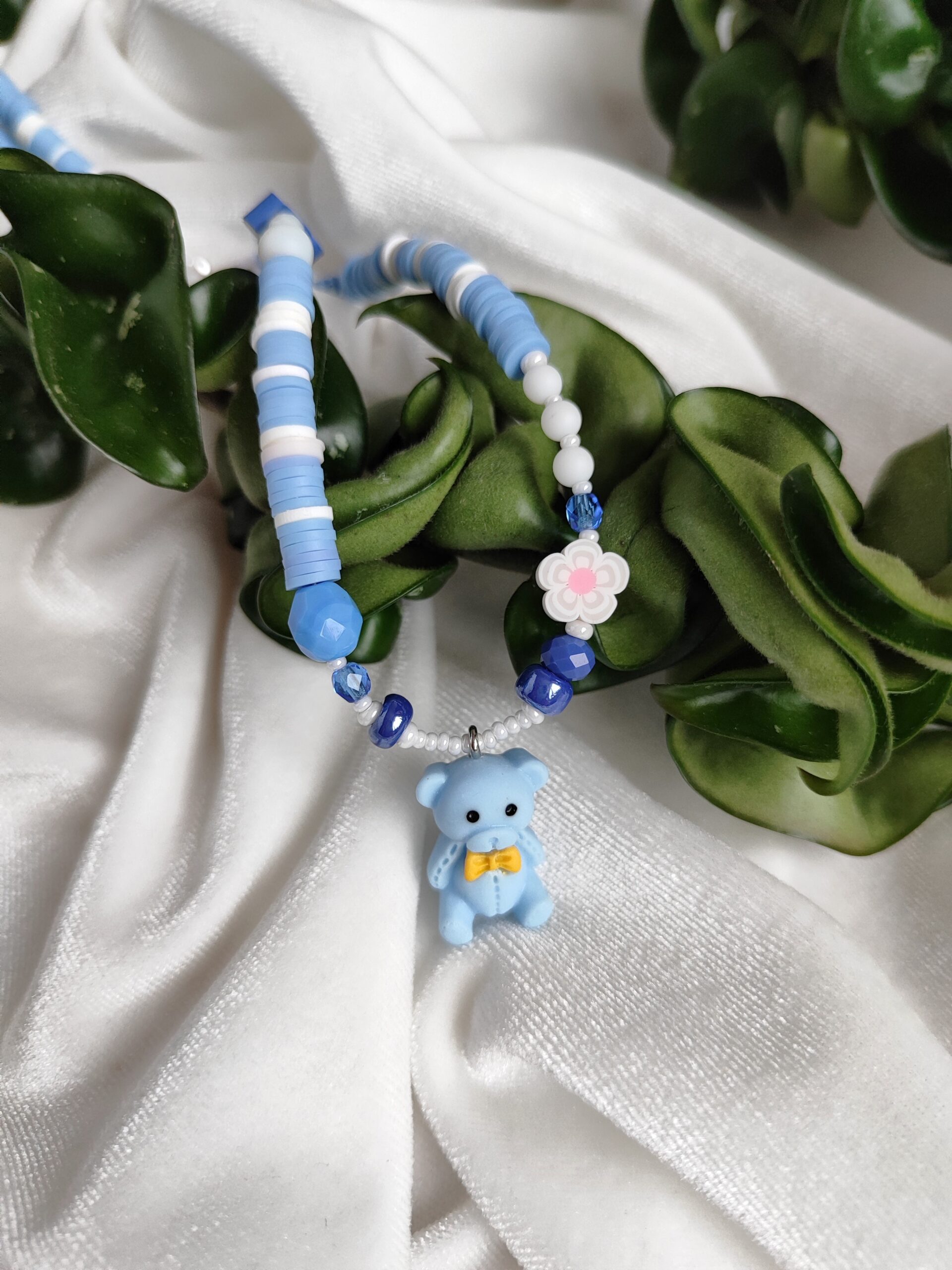 Melsvas vėrinukas su meškučio pakabuku