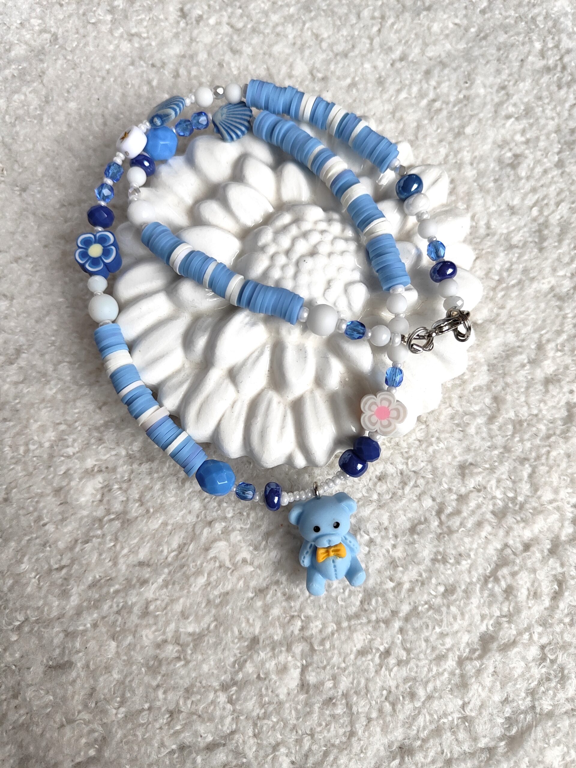 Melsvas vėrinukas su meškučio pakabuku