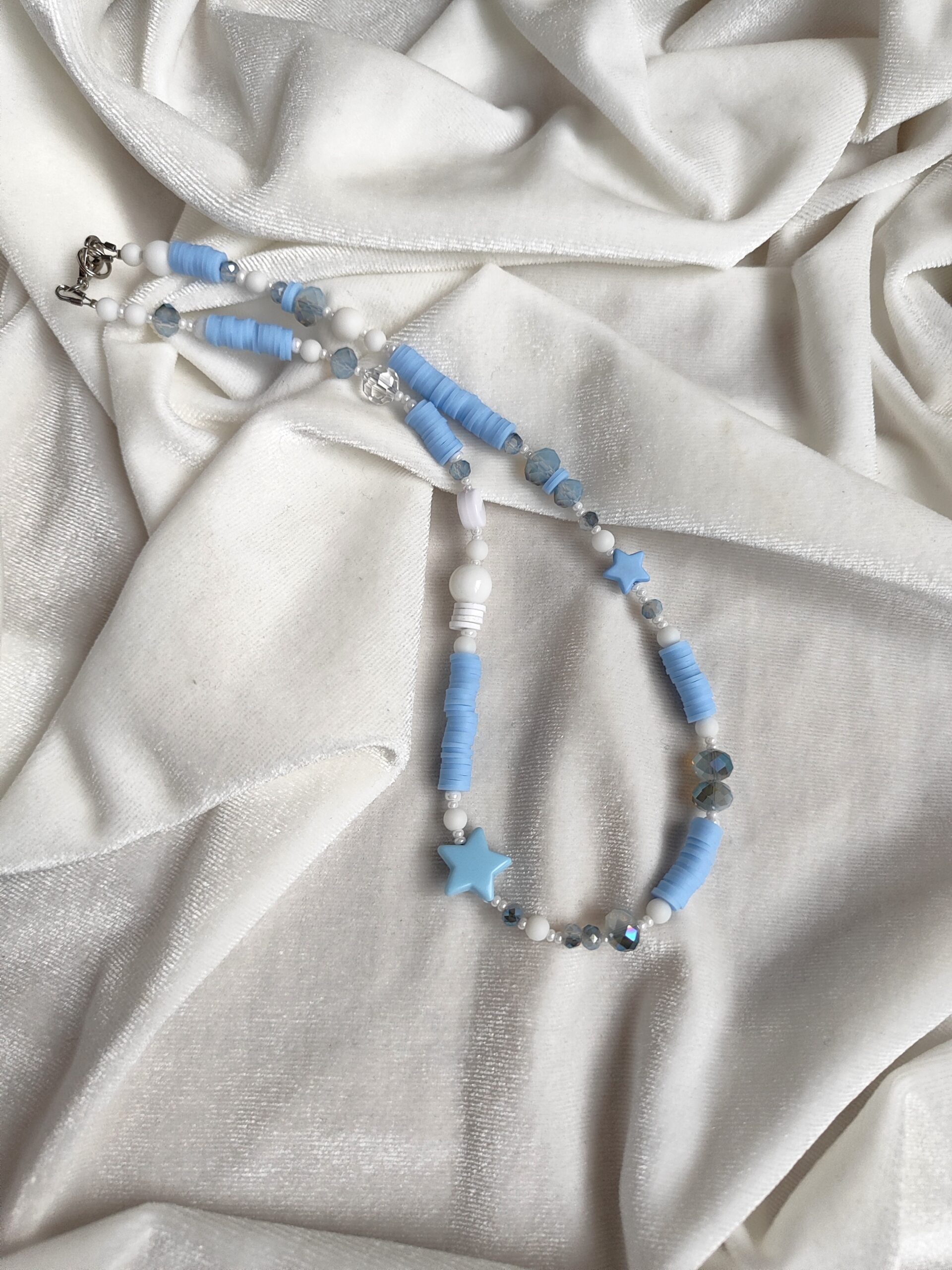 Mergaitiškas vėrinys