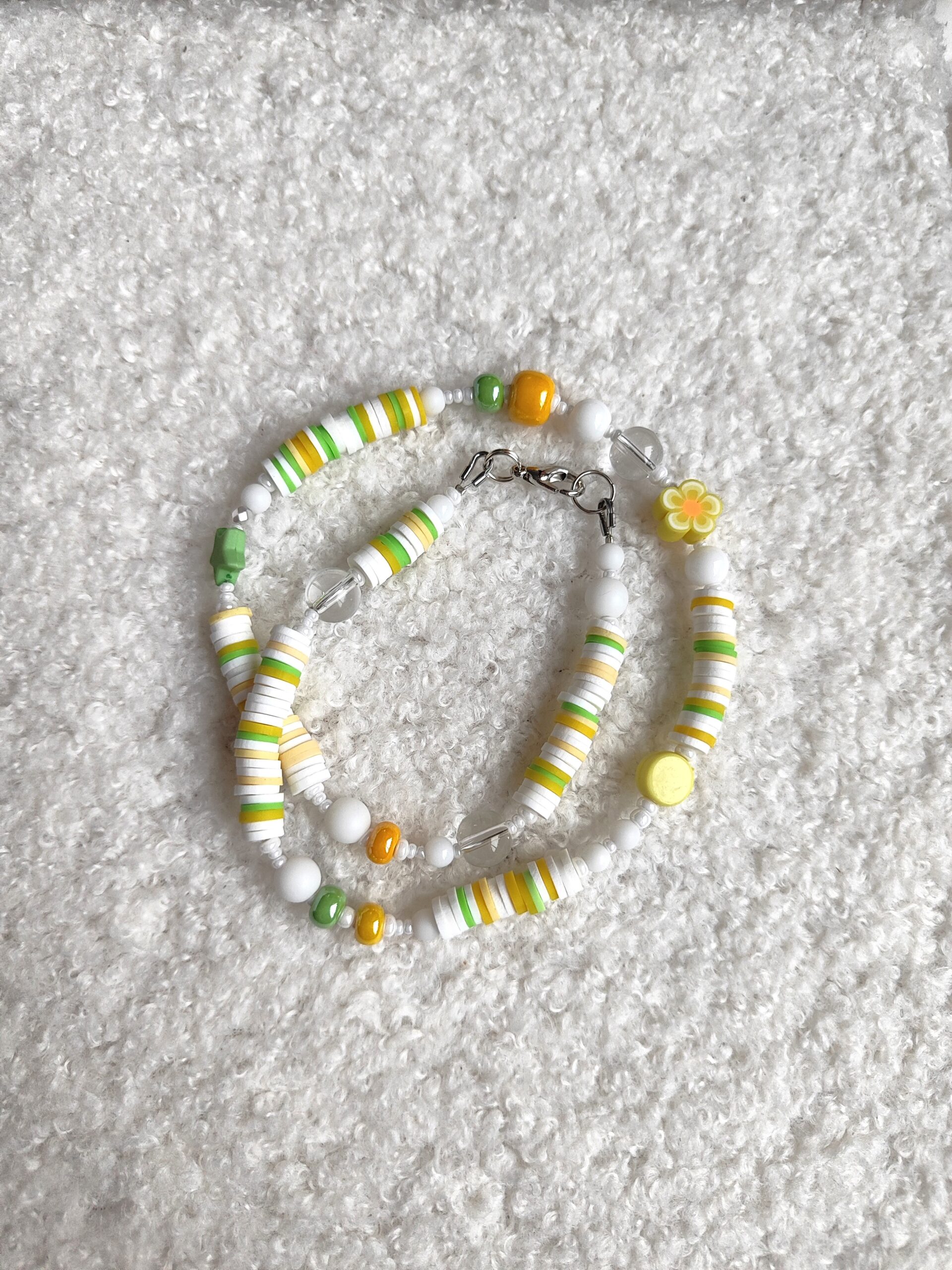 Mergaitiškas žalsvas-gelsvas vėrinys