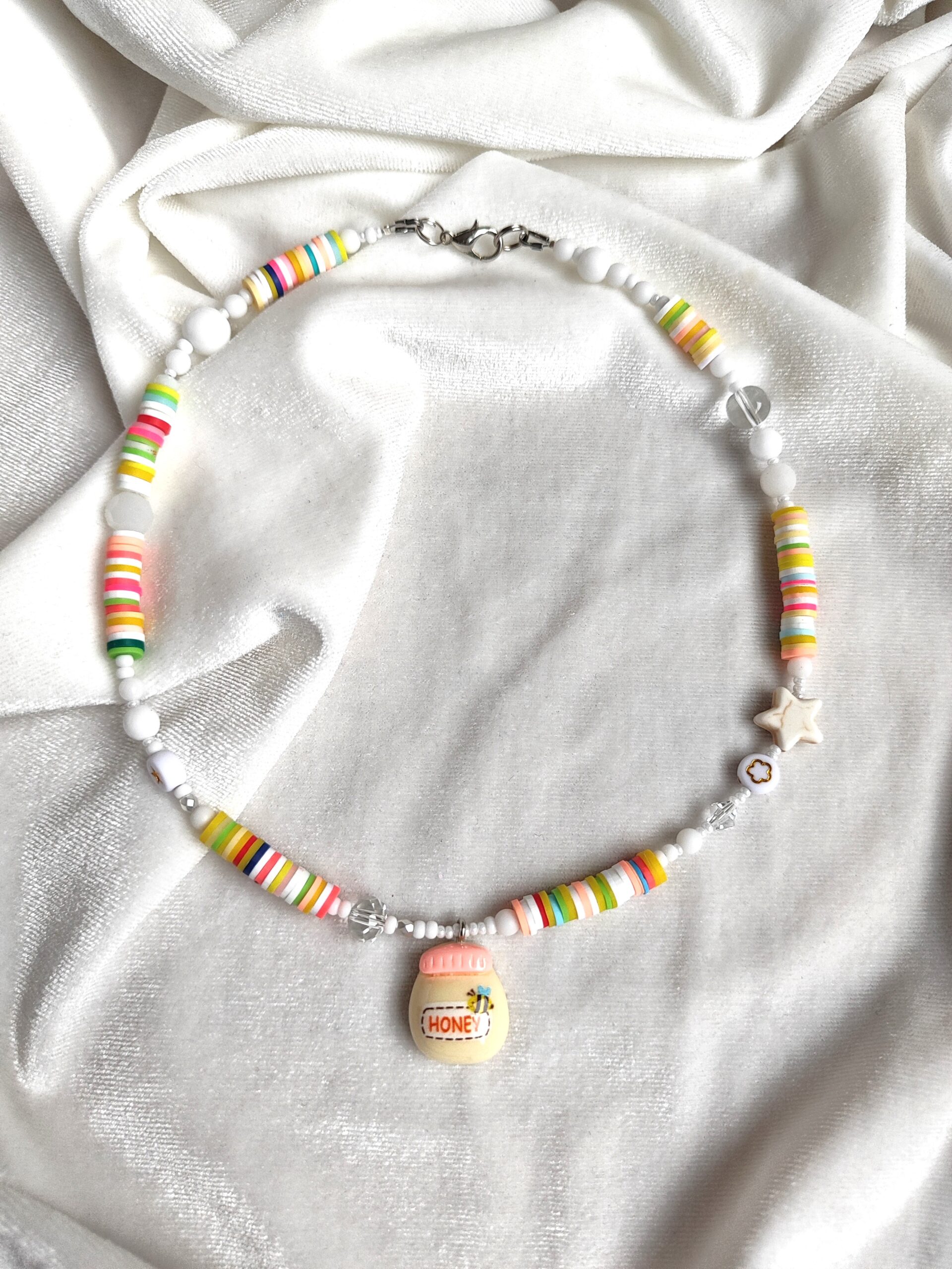 Mergaitiškas vėrinys su pakabuku