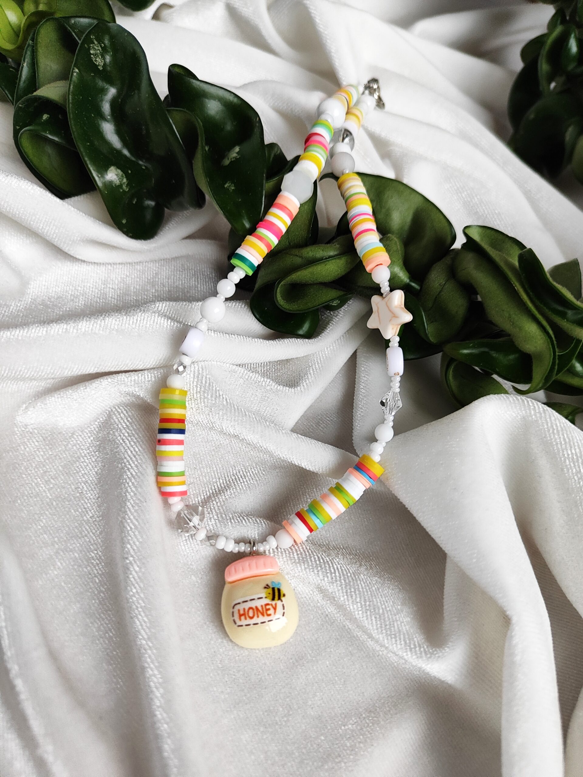 Mergaitiškas vėrinys su pakabuku