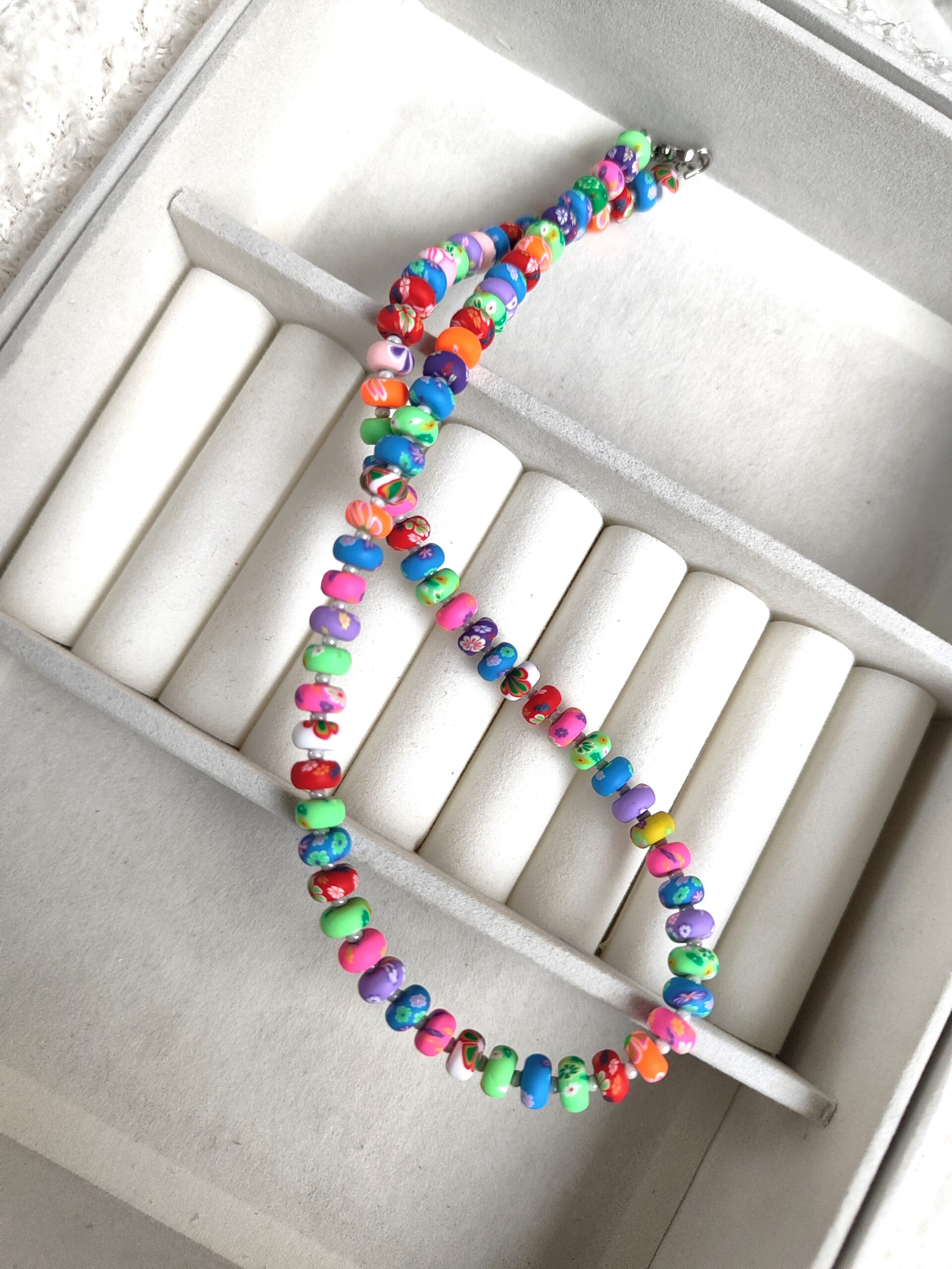 Spalvingas polimerinio molio vėrinys