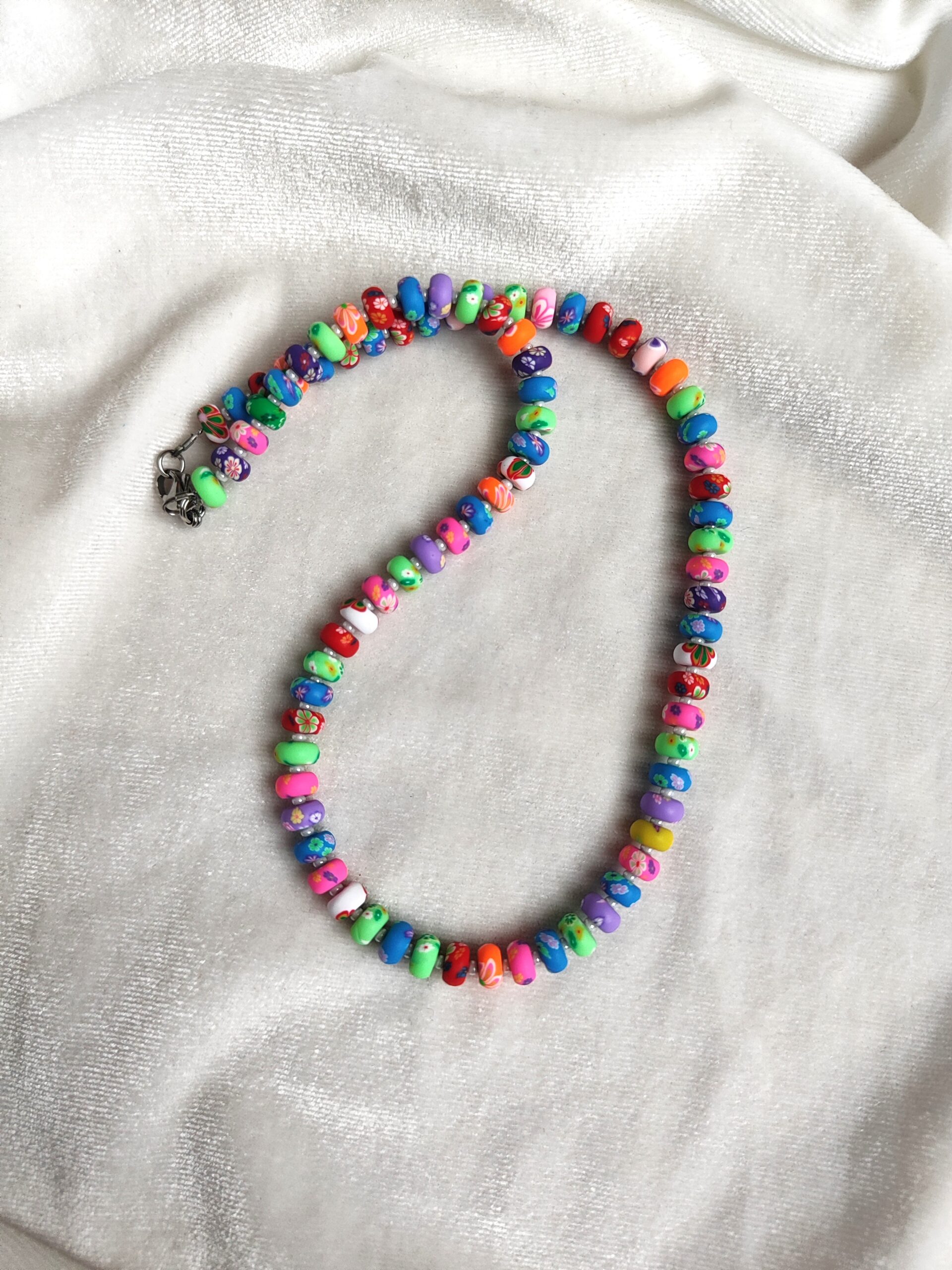 Spalvingas polimerinio molio vėrinys