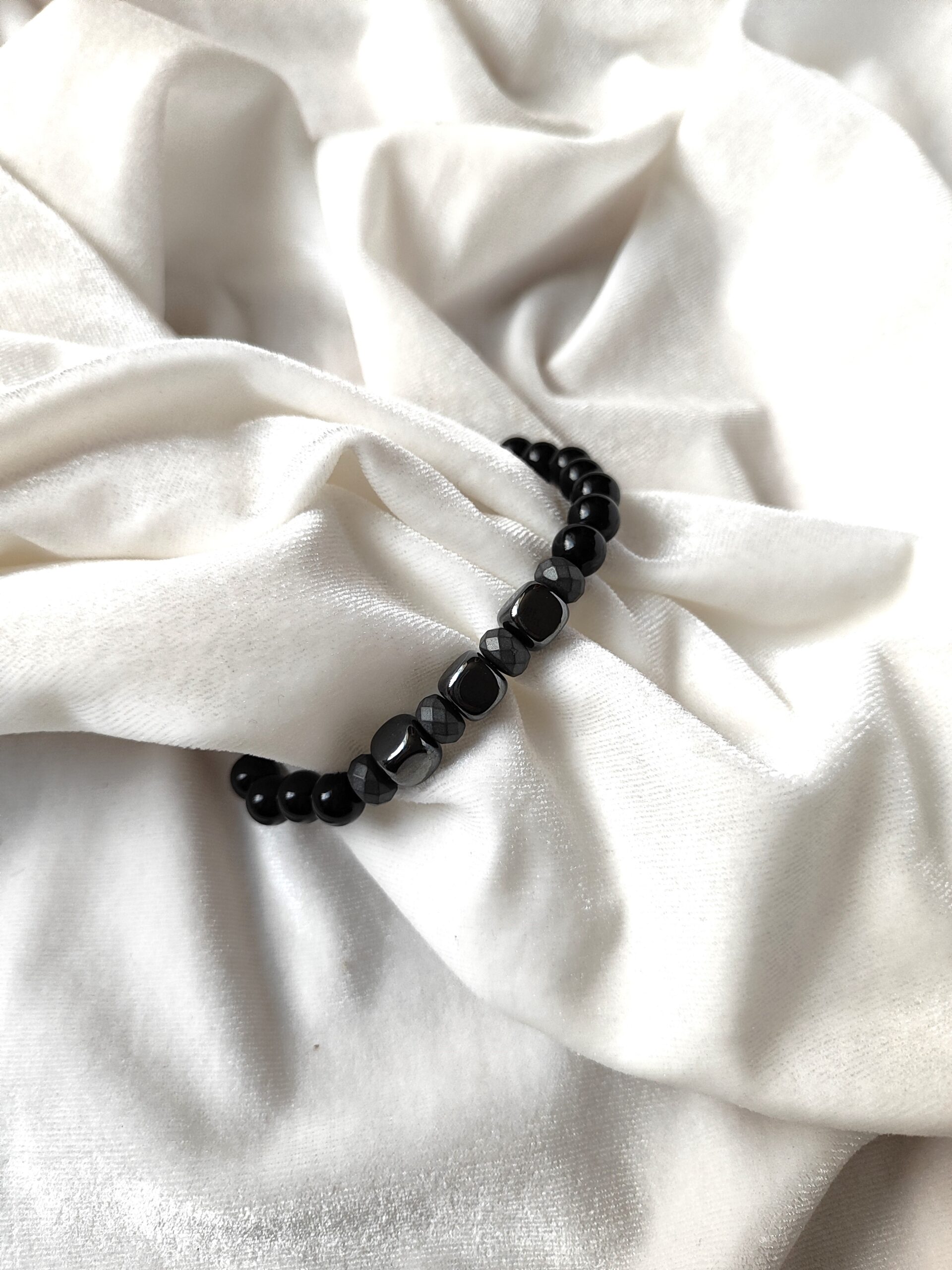 Onikso ir hematito apyrankė