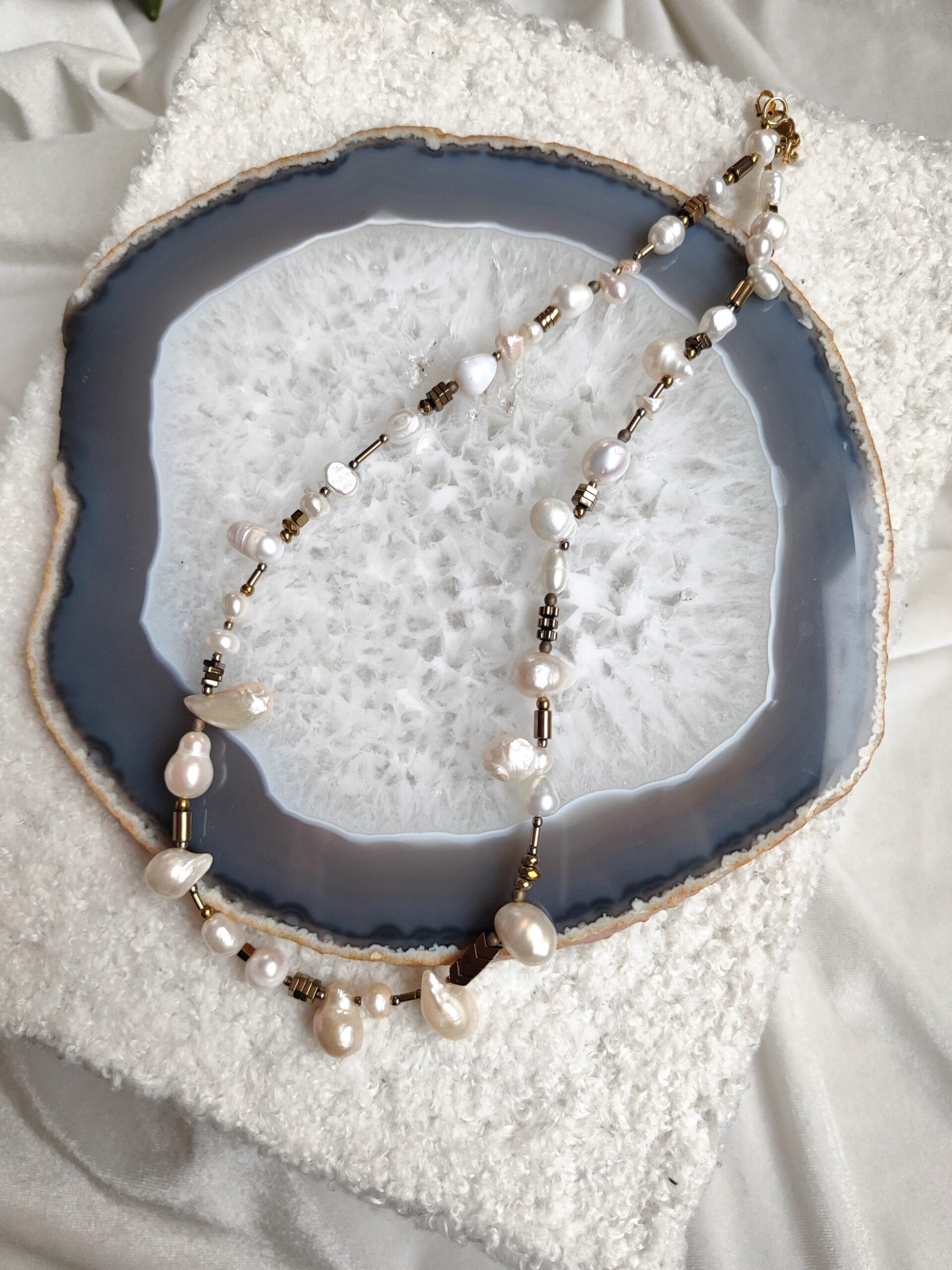 Upinių perlų ir hematito vėrinys