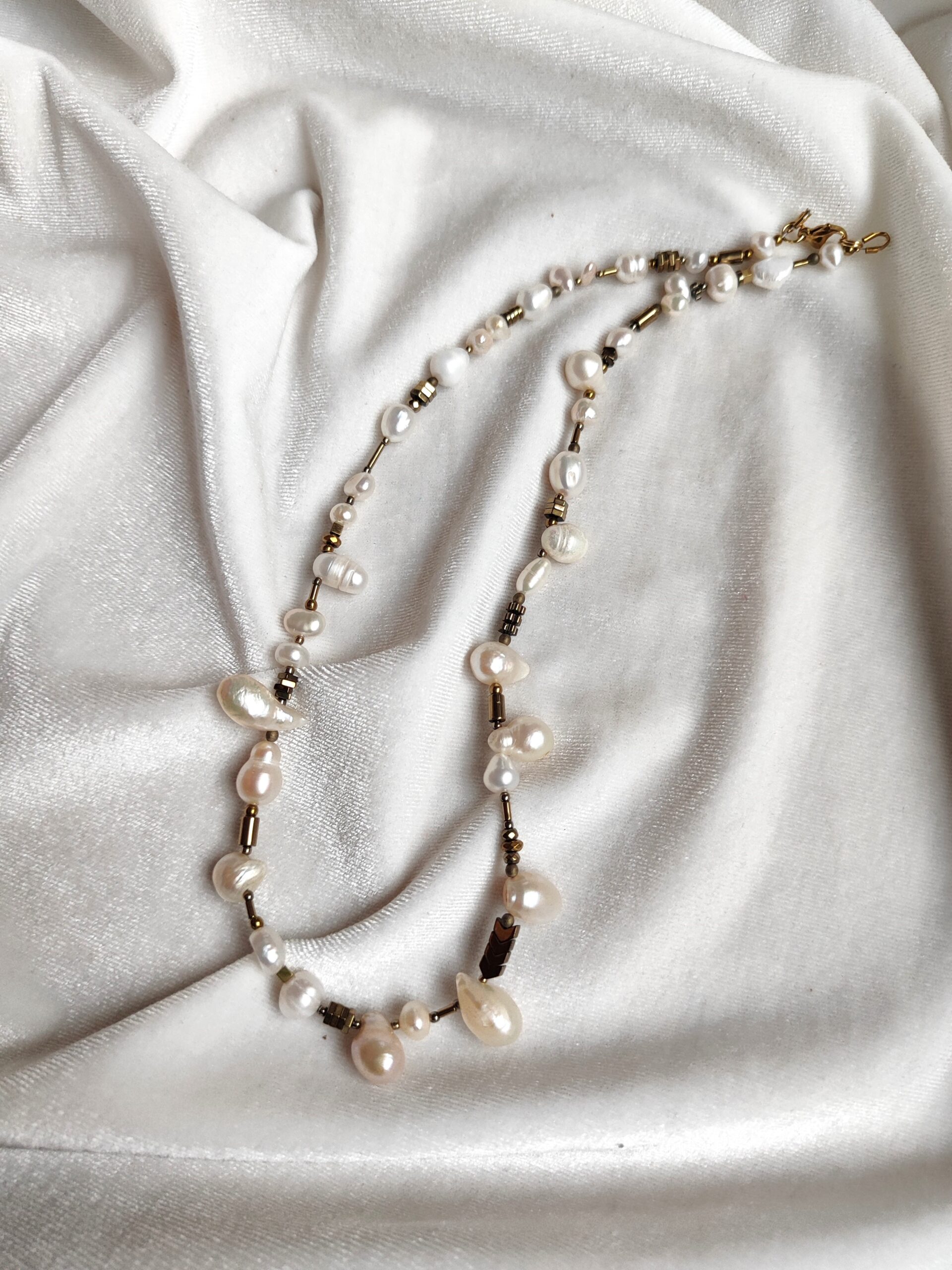 Upinių perlų ir hematito vėrinys