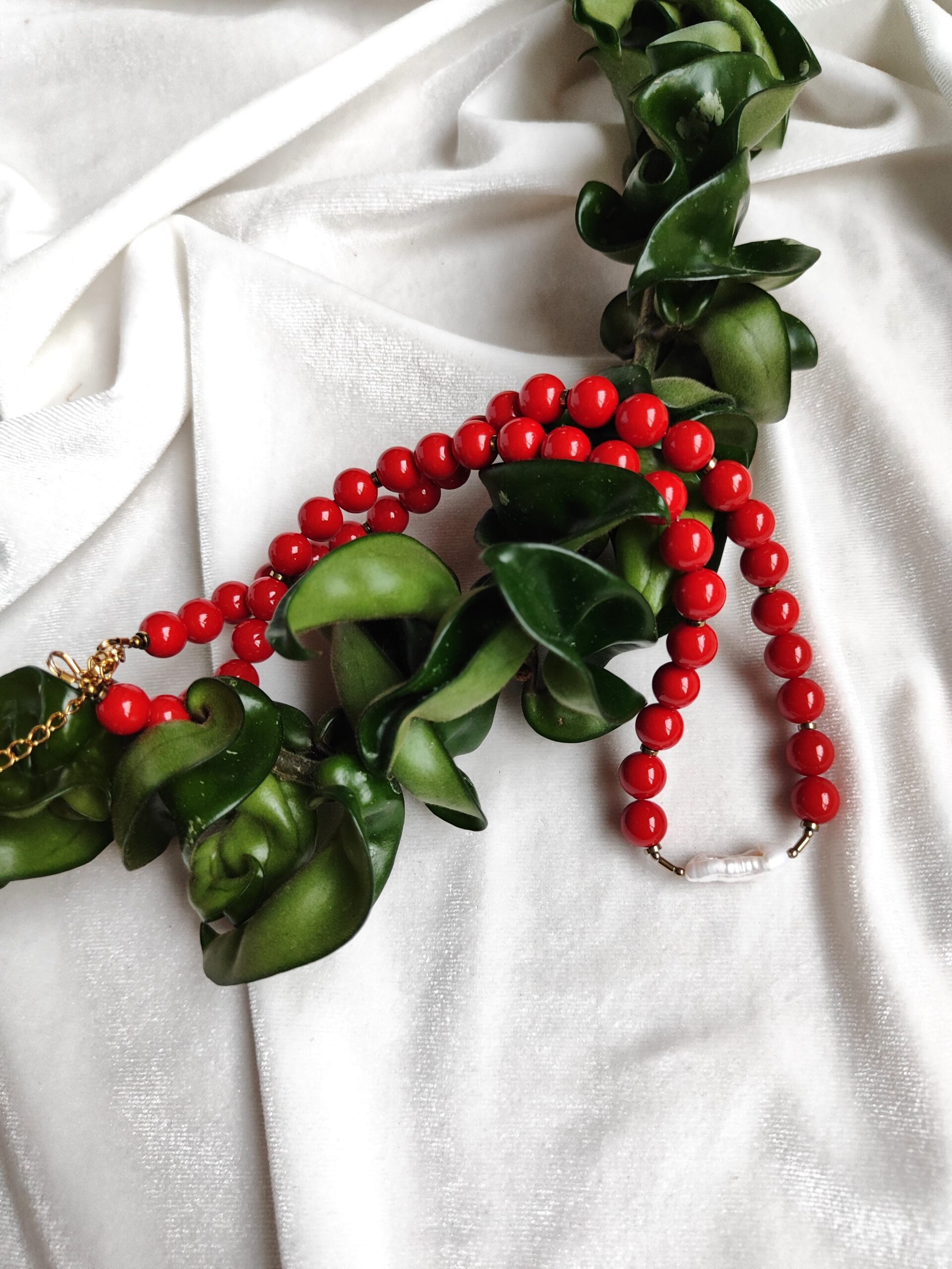 Raudonų perlų vėrinys