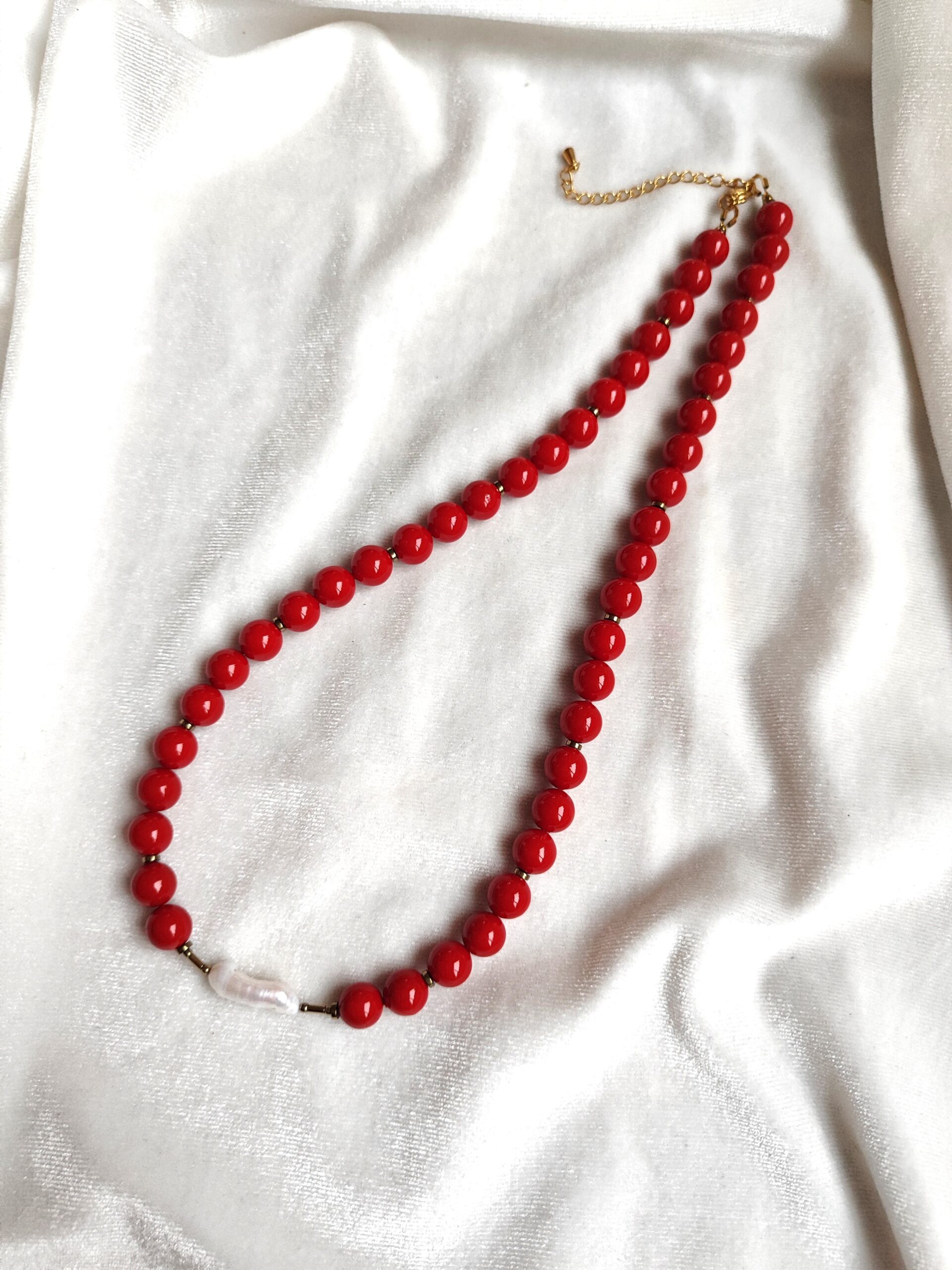 Raudonų perlų vėrinys