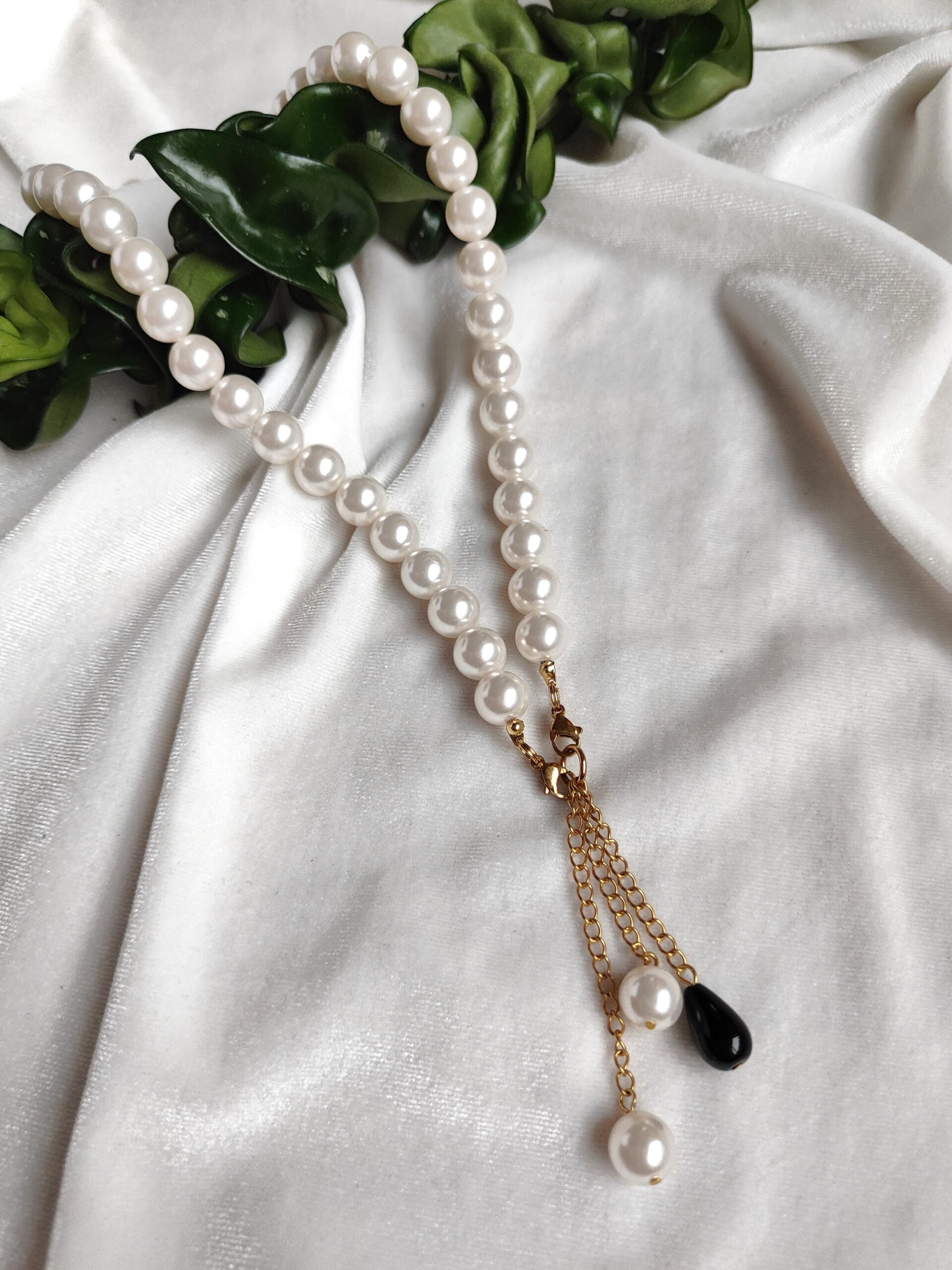 Perlų vėrinys su pakabukais