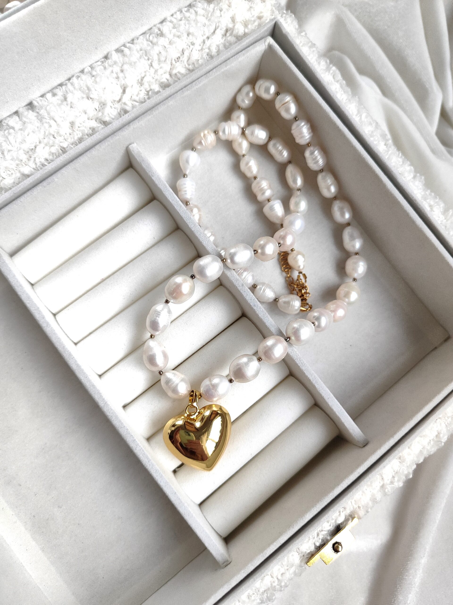 Upinių perlų vėrinys su širdelės pakabuku