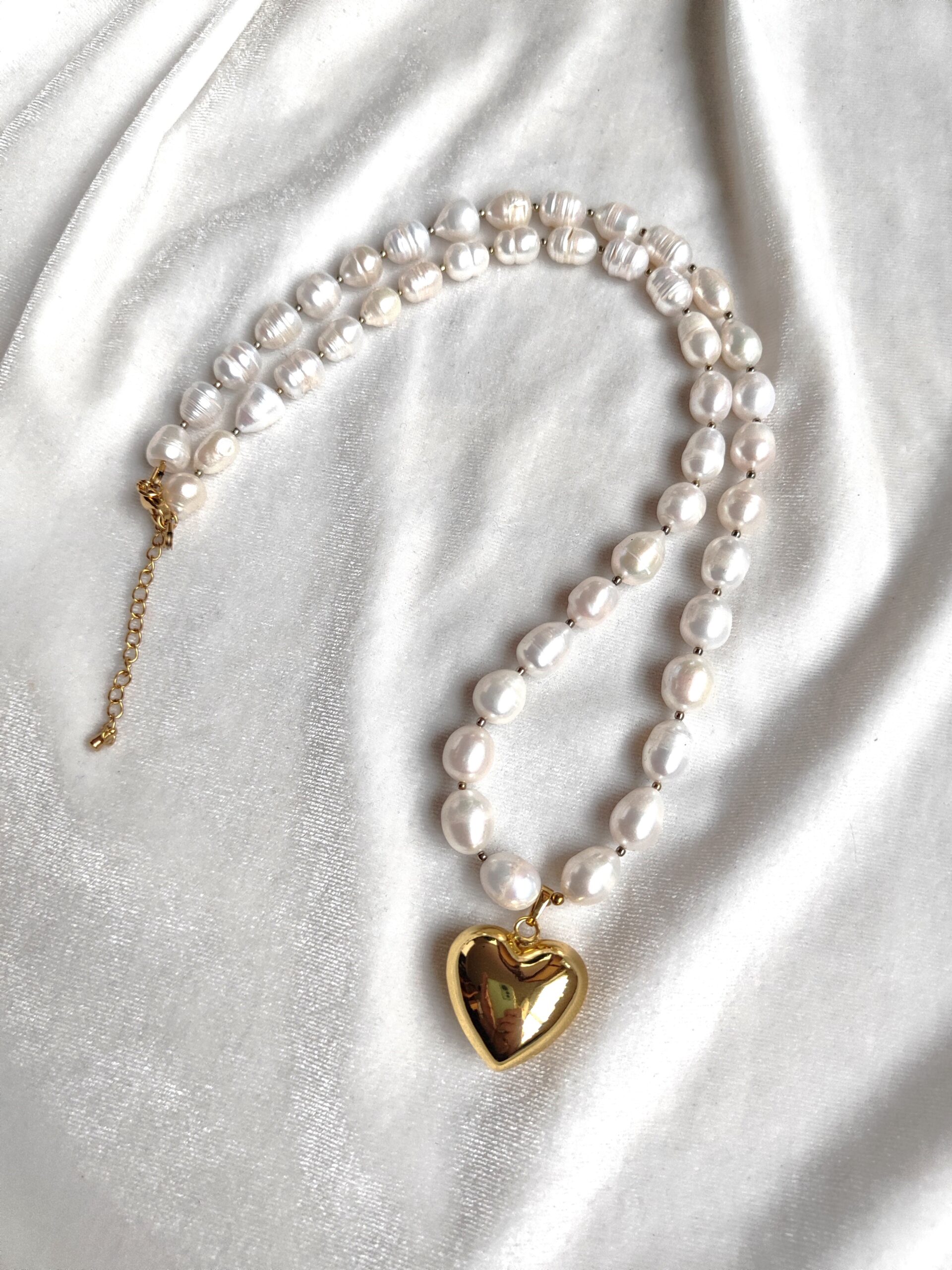 Upinių perlų vėrinys su širdelės pakabuku