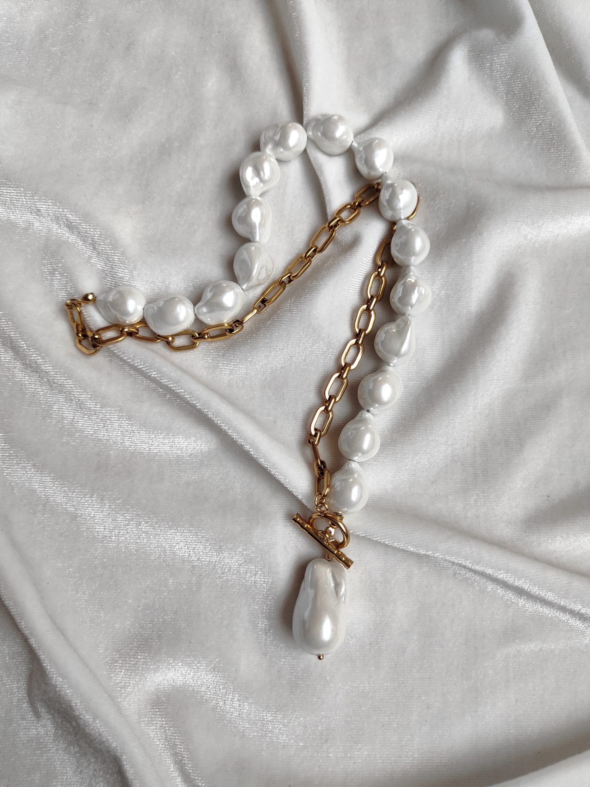 Stilingas perlų ir grandinėlės vėrinys