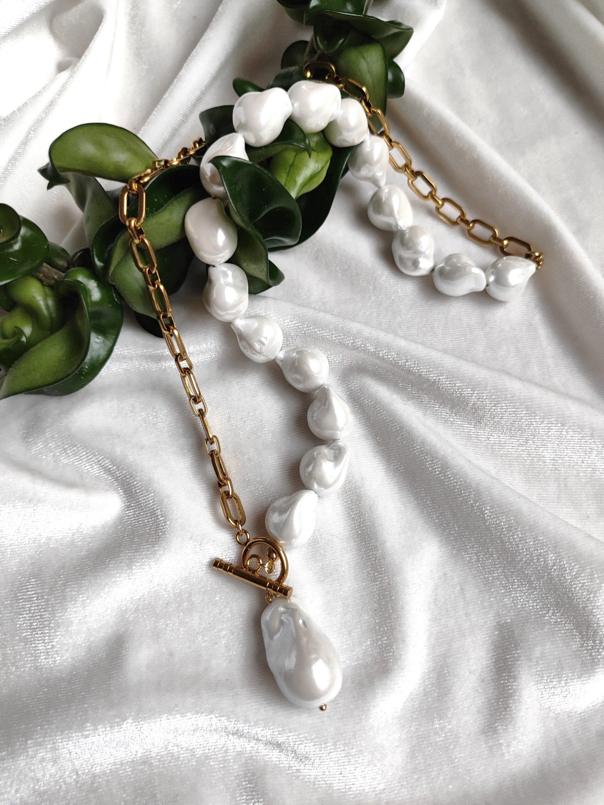 Stilingas perlų ir grandinėlės vėrinys