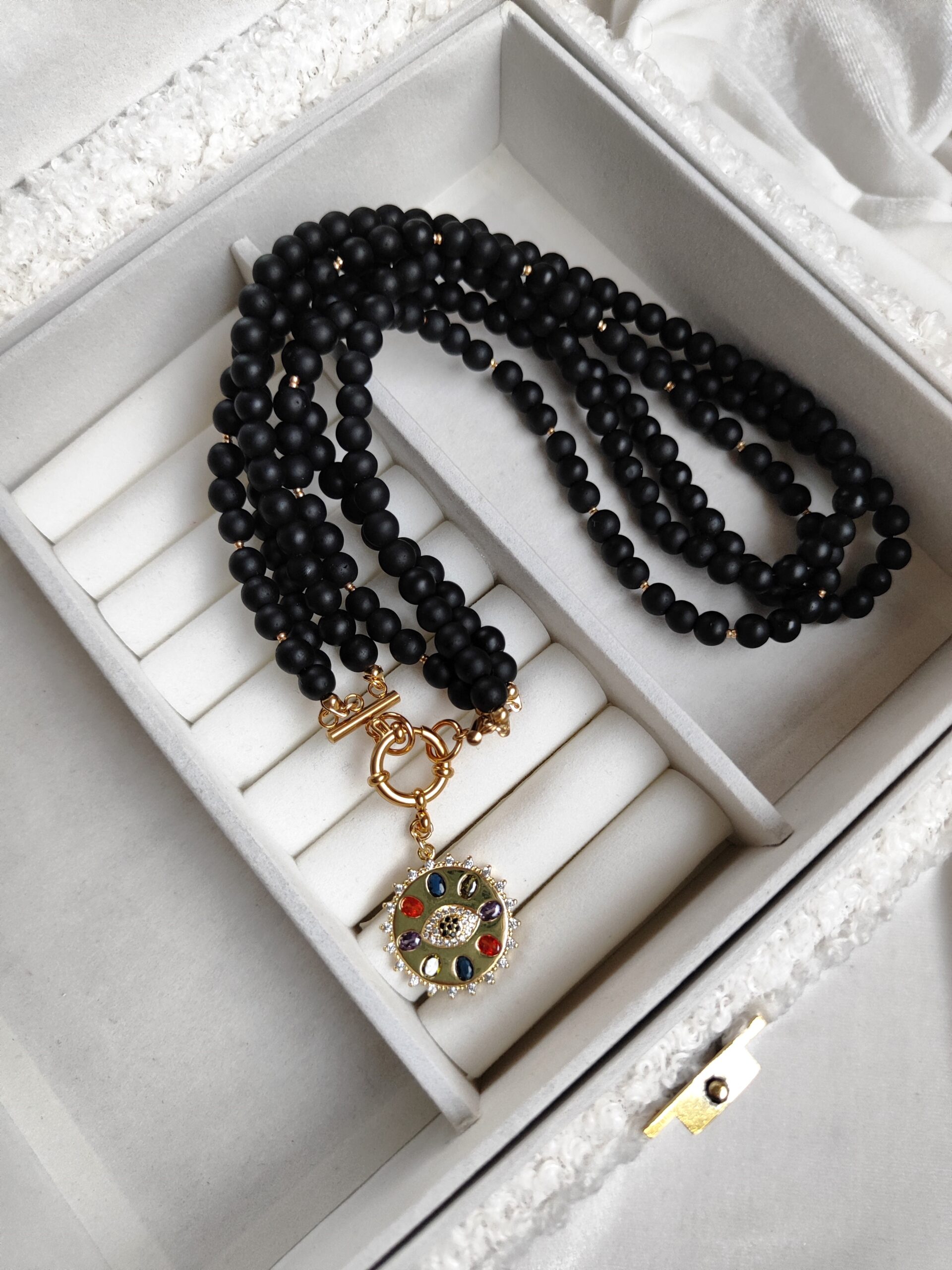 Puošnus, juodas trijų eilių vėrinys