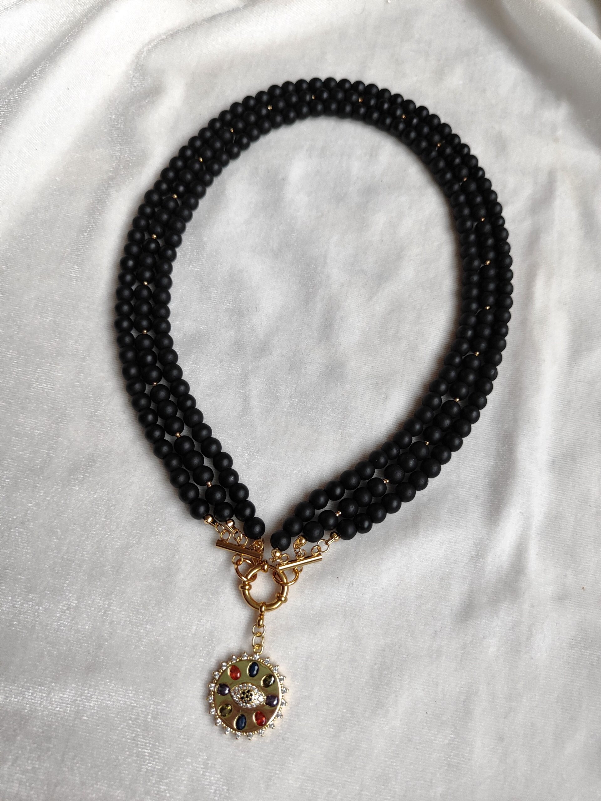 Puošnus, juodas trijų eilių vėrinys