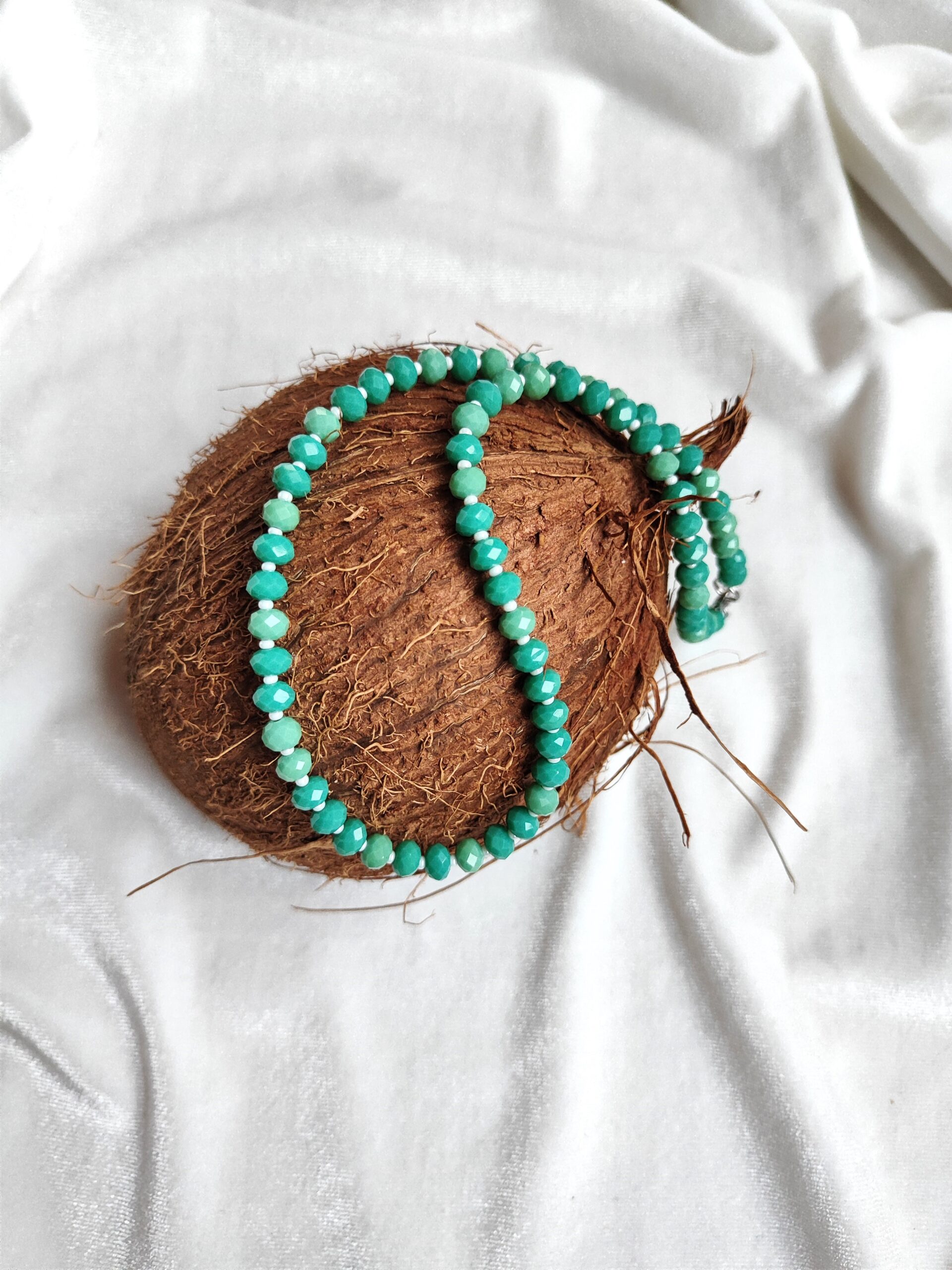 Žalsvų spalvų kristalų vėrinys