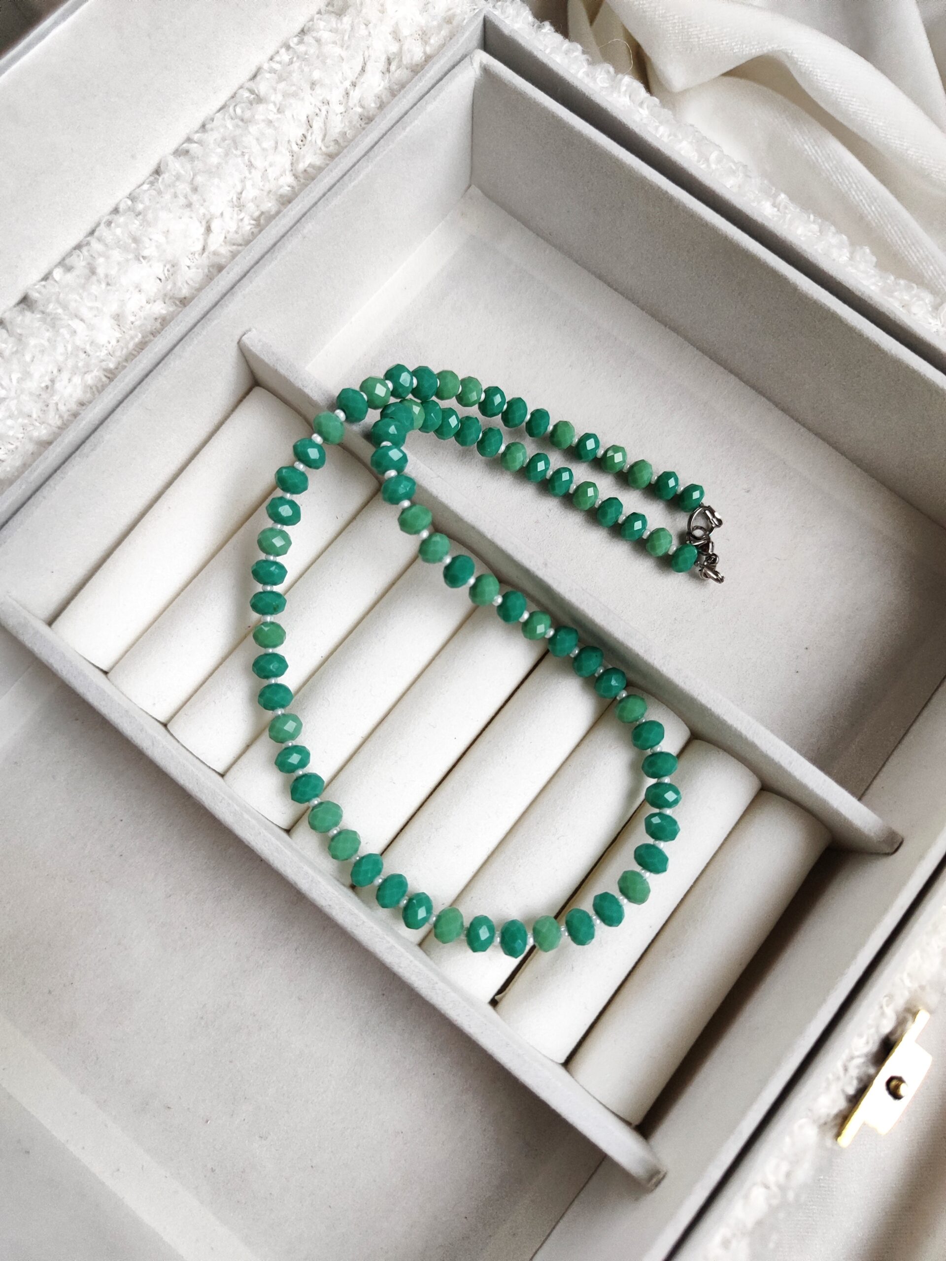 Žalsvų spalvų kristalų vėrinys