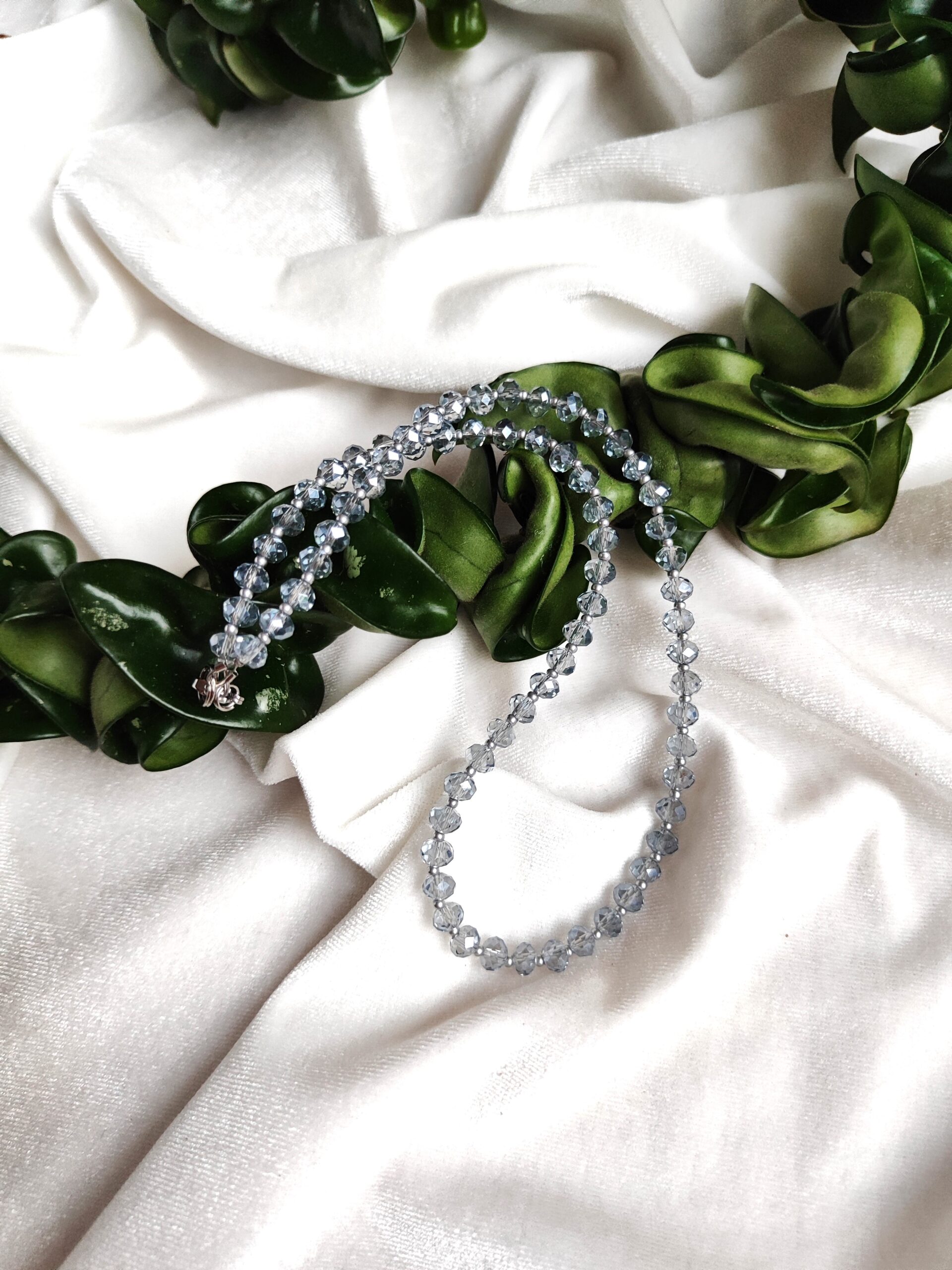 Šviesiai pilkos spalvos kristalų vėrinys