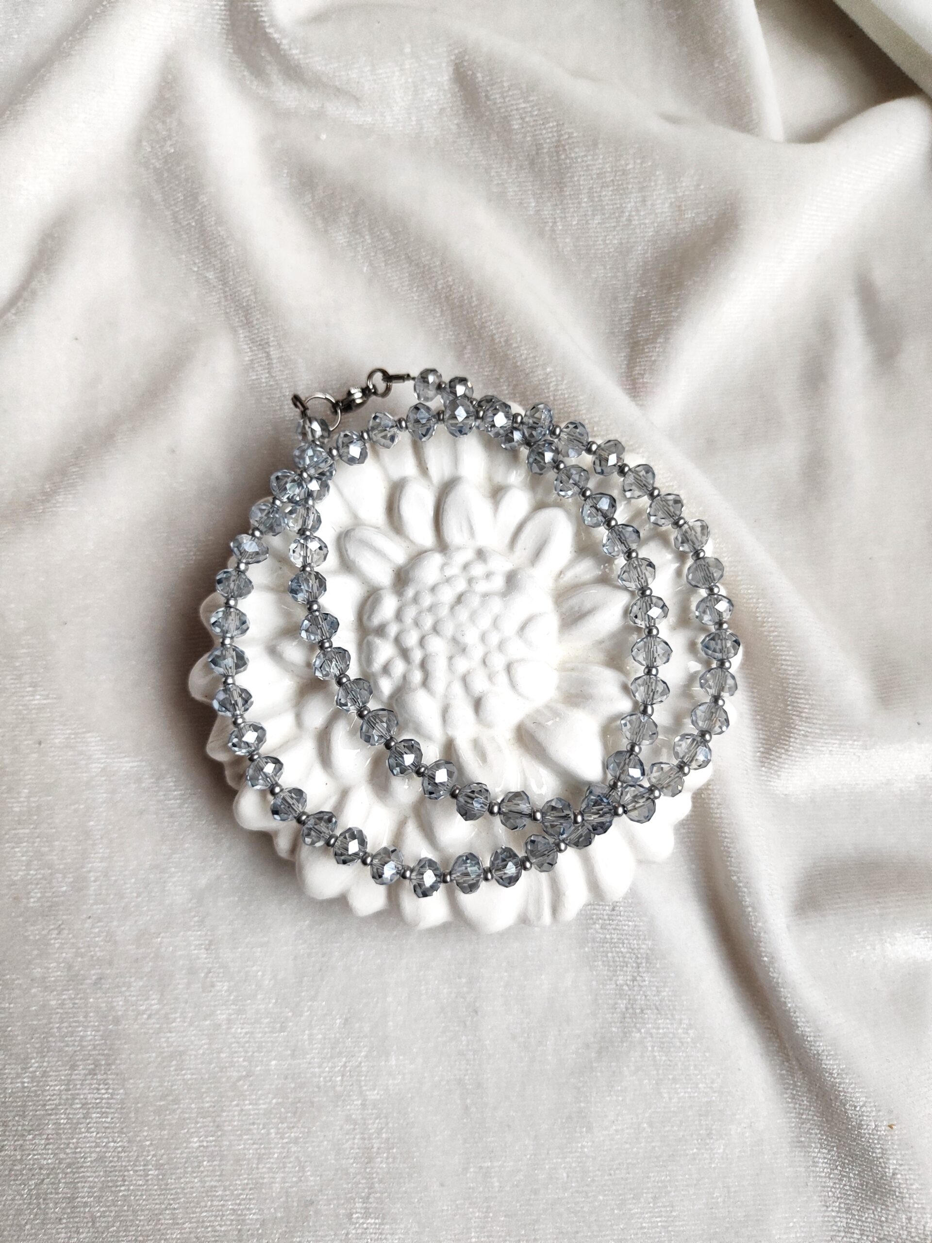 Šviesiai pilkos spalvos kristalų vėrinys