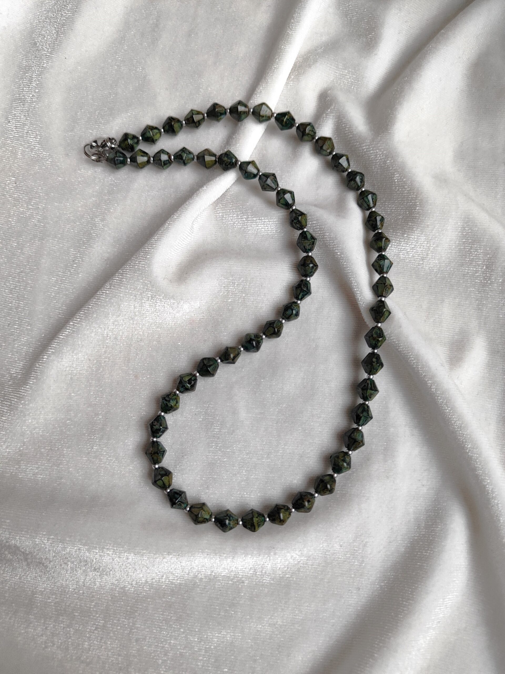 Margas, čekiško stiklo vėrinys