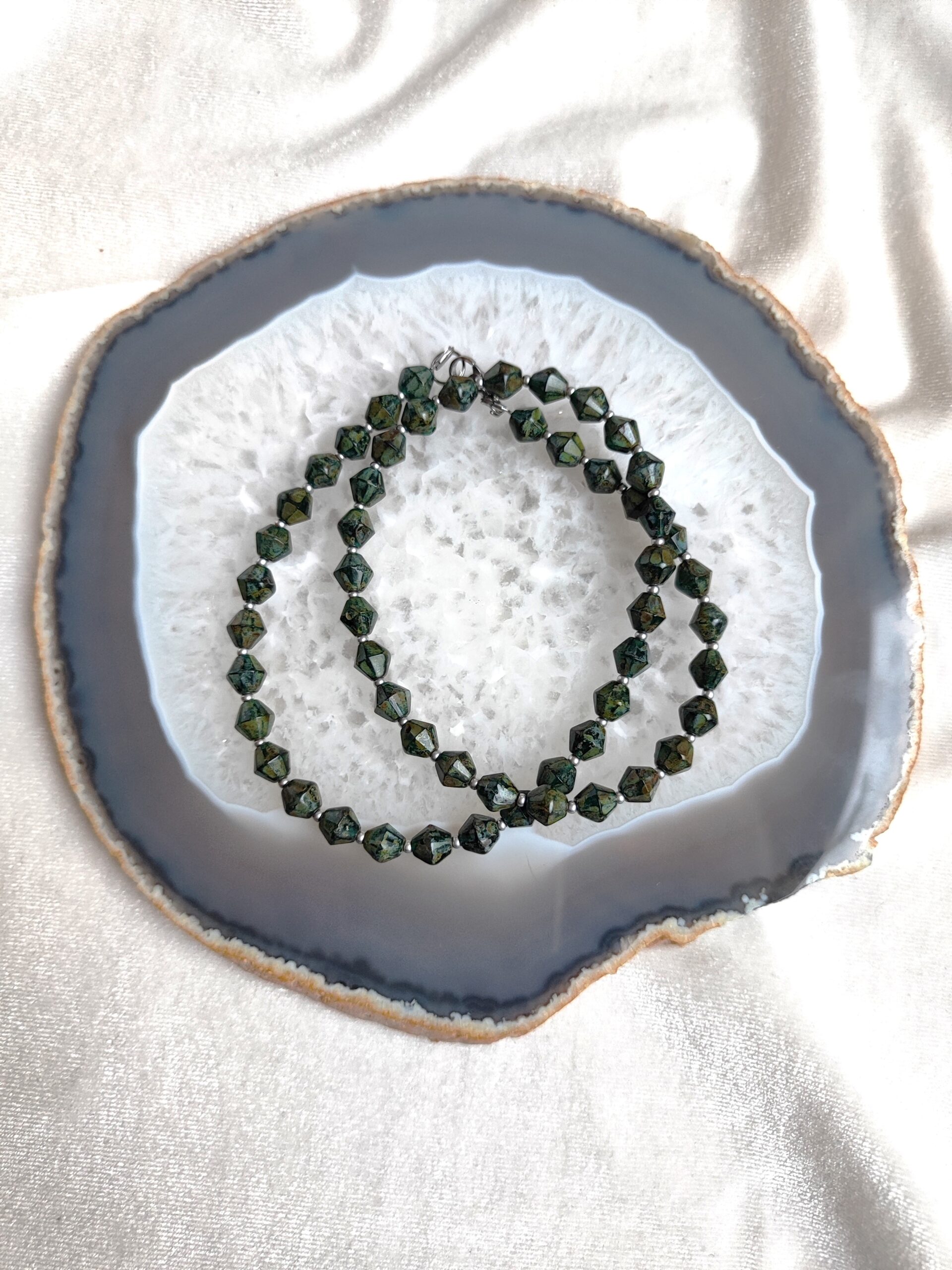 Margas, čekiško stiklo vėrinys