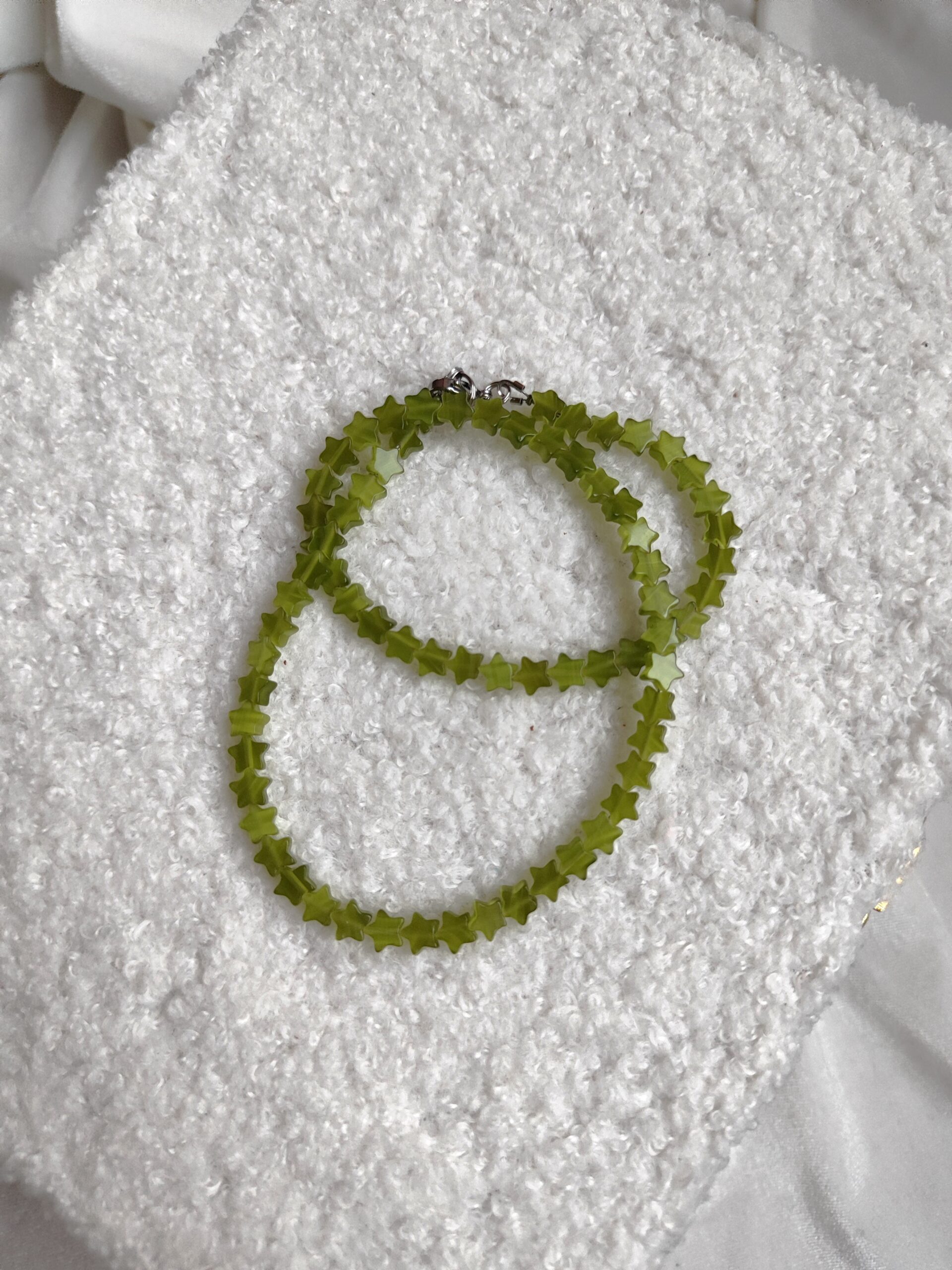 Salotinės spalvos žvaigždučių vėrinys