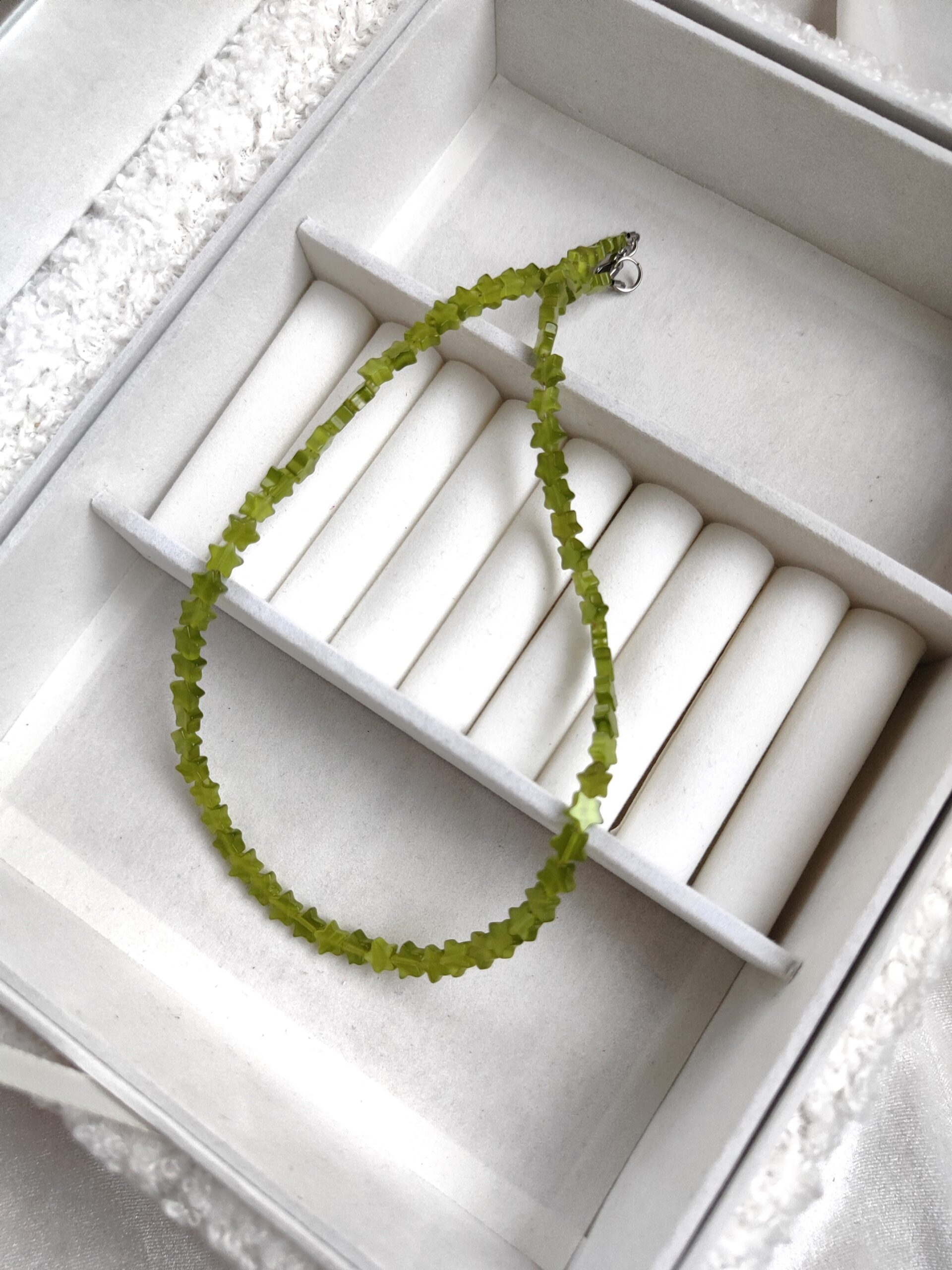 Salotinės spalvos žvaigždučių vėrinys