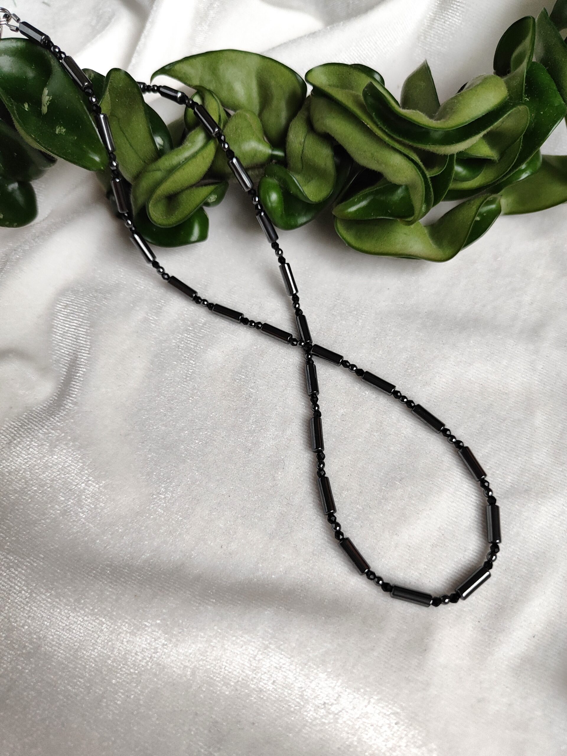 Smulkus hematito ir špinelio vėrinys