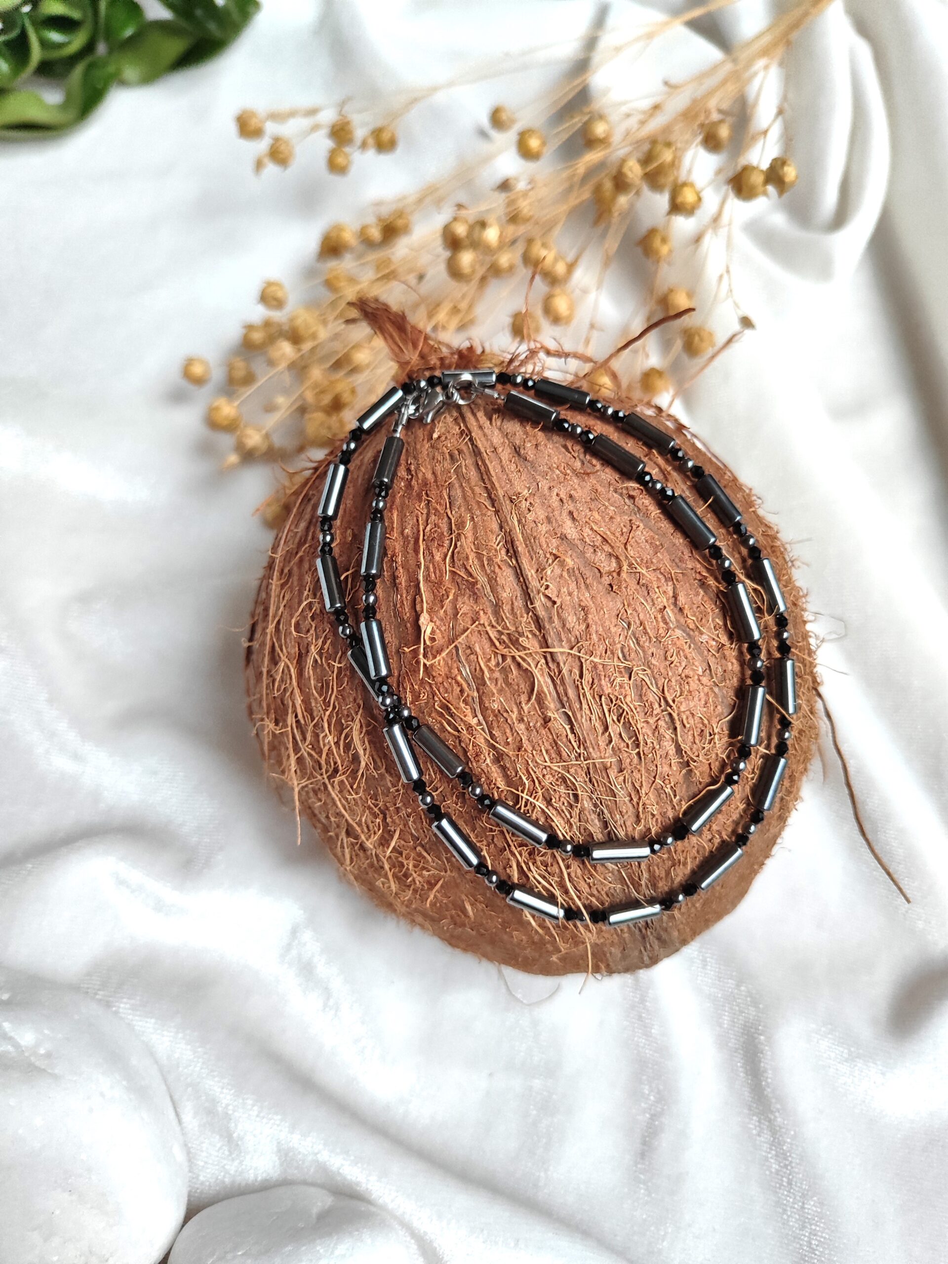 Smulkus hematito ir špinelio vėrinys